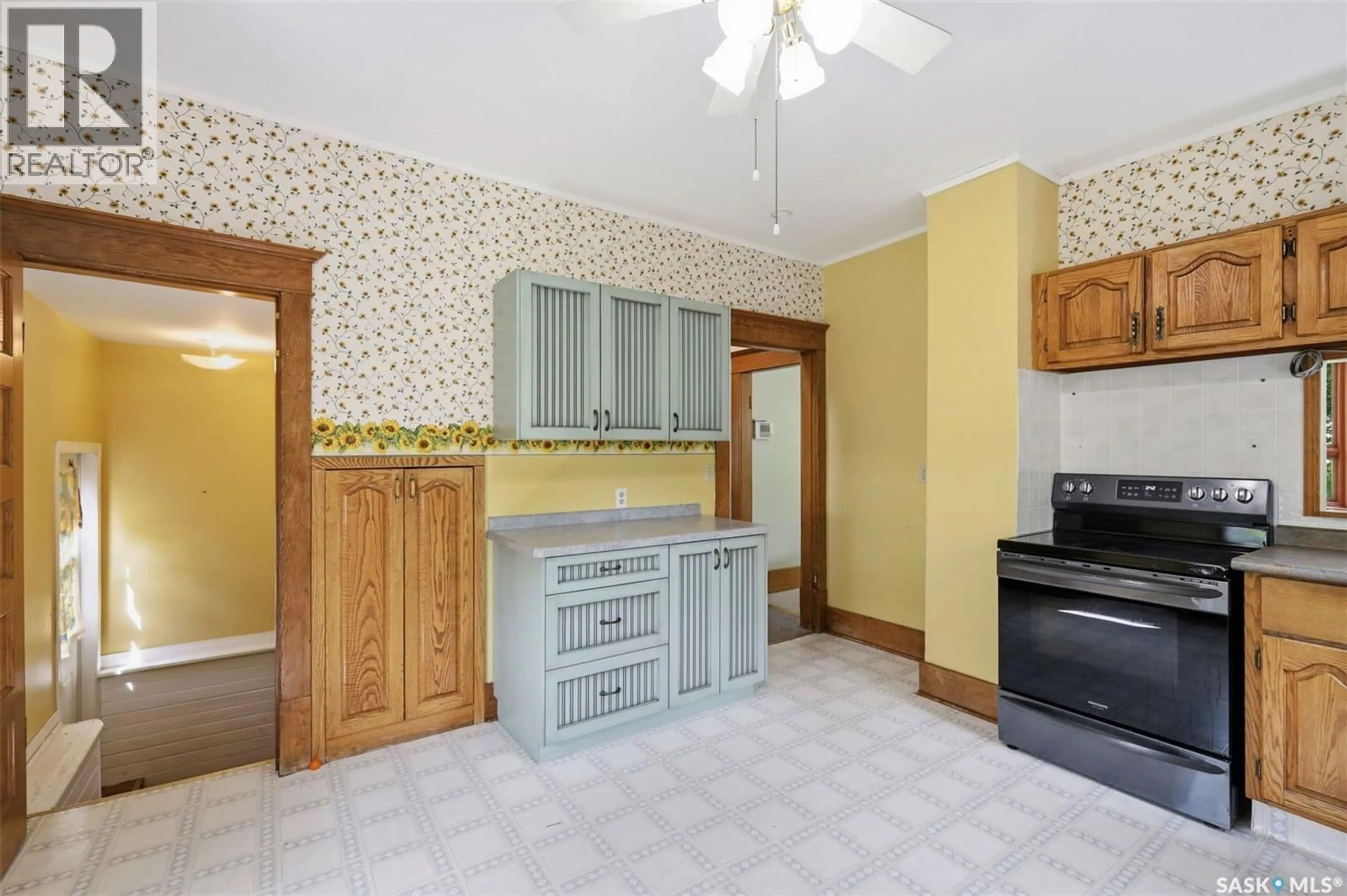 Standard kitchen, ceramic/tile floor for LAND OF THE LIVING SKIES ACREAGE, Davidson Saskatchewan S0G1A0
