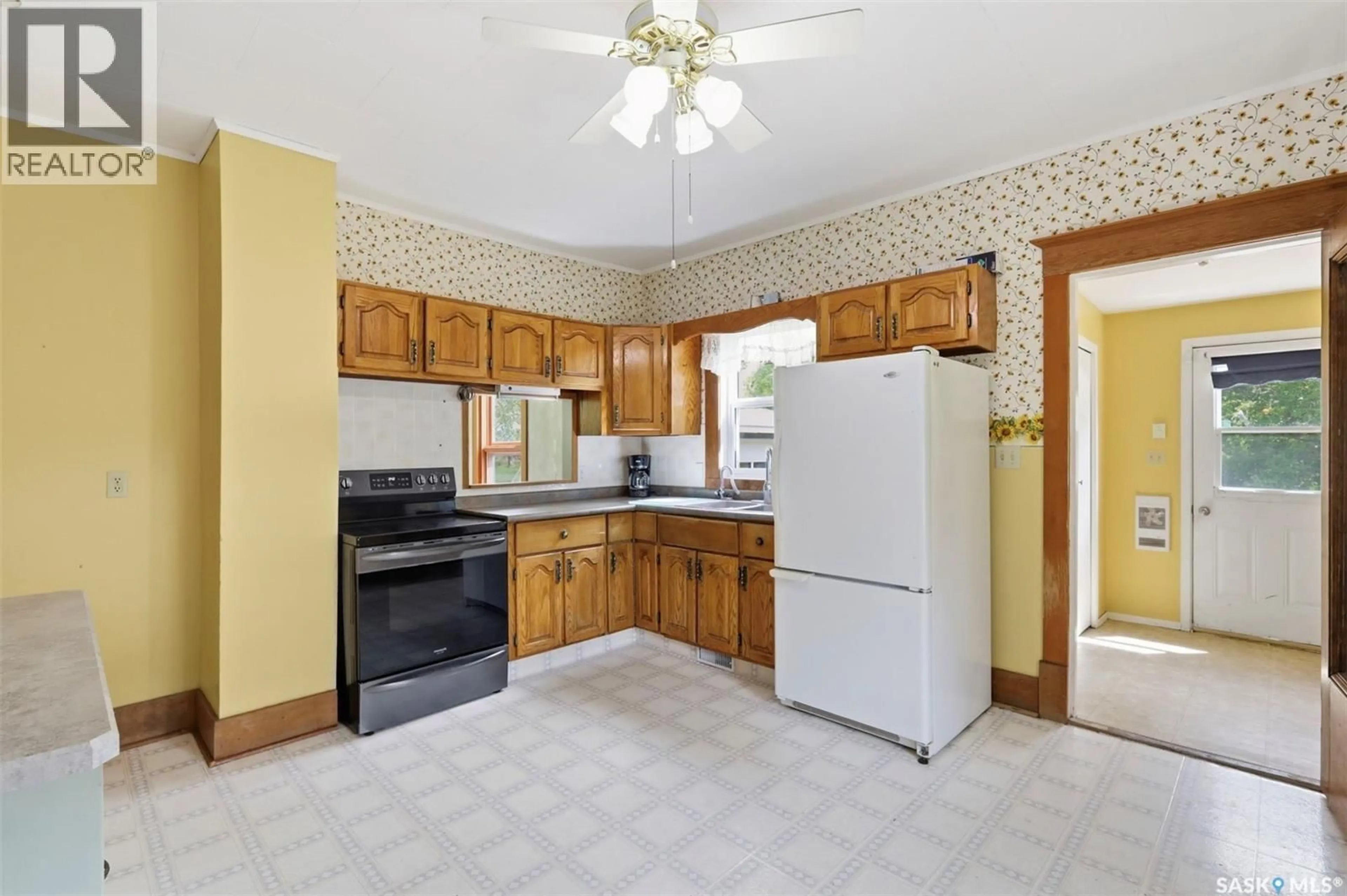 Standard kitchen, ceramic/tile floor for LAND OF THE LIVING SKIES ACREAGE, Davidson Saskatchewan S0G1A0