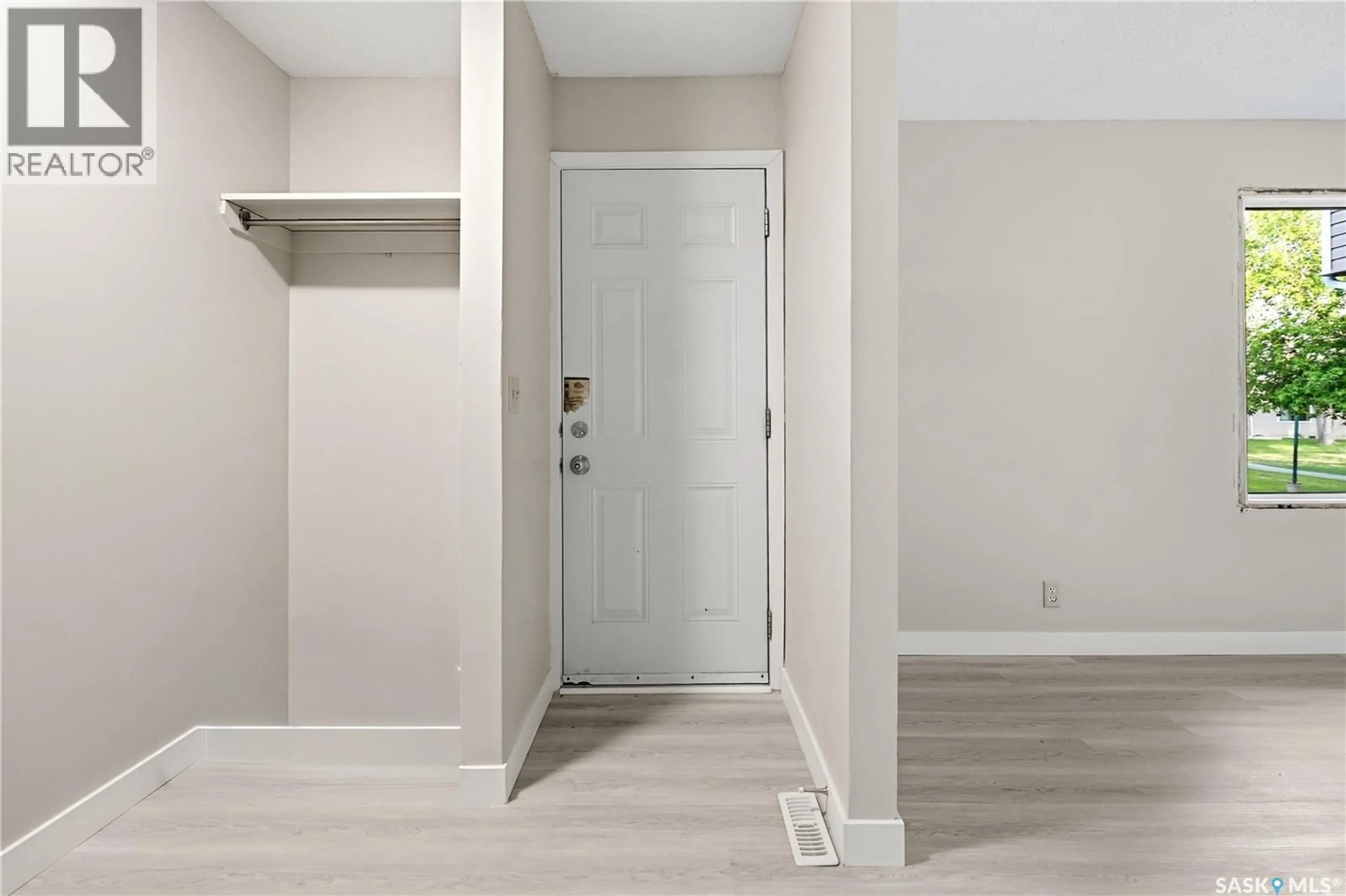 Indoor entryway for 4134 CASTLE ROAD, Regina Saskatchewan S4S6A4