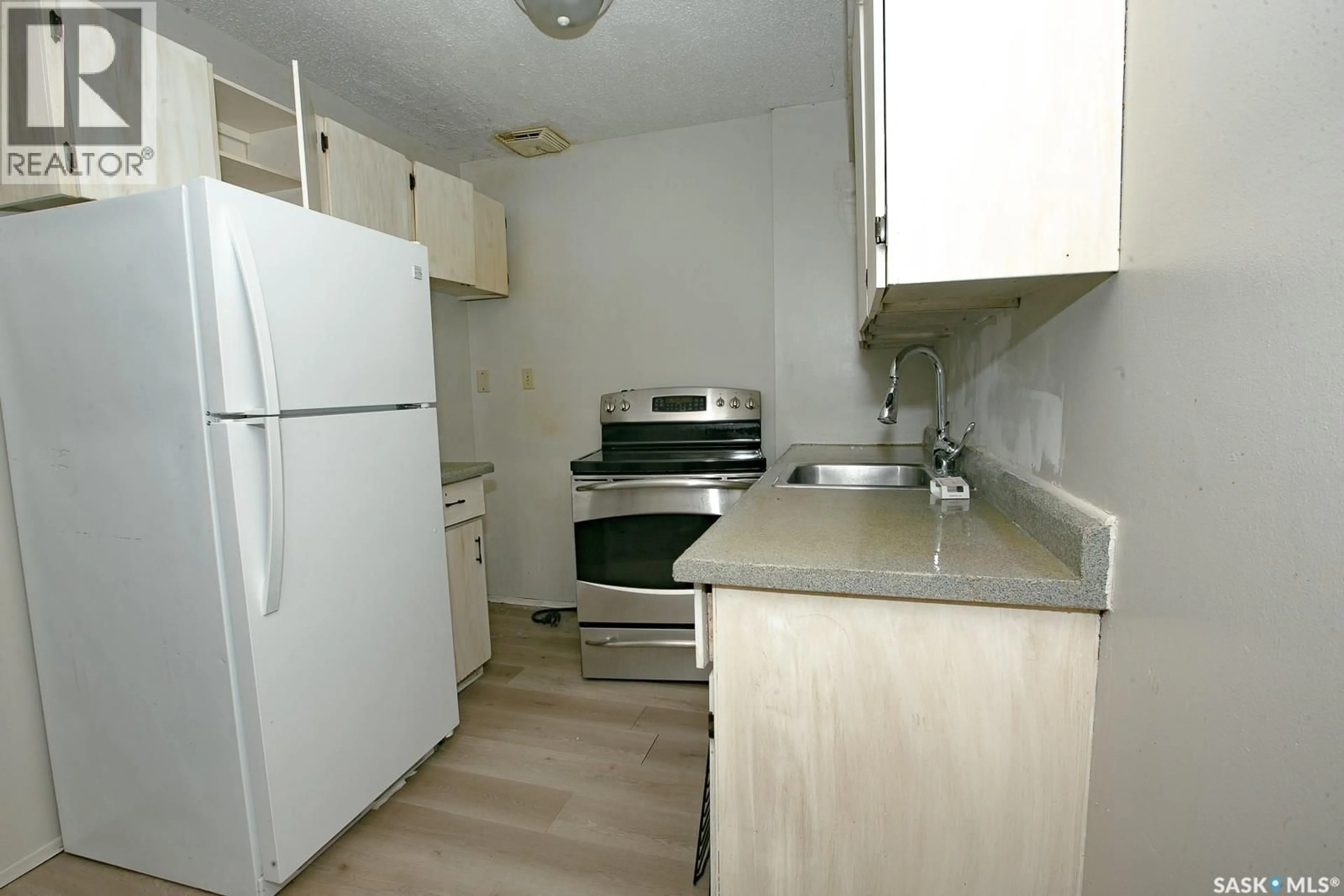 Standard kitchen, unknown for 4140 CASTLE ROAD, Regina Saskatchewan S4S6A4