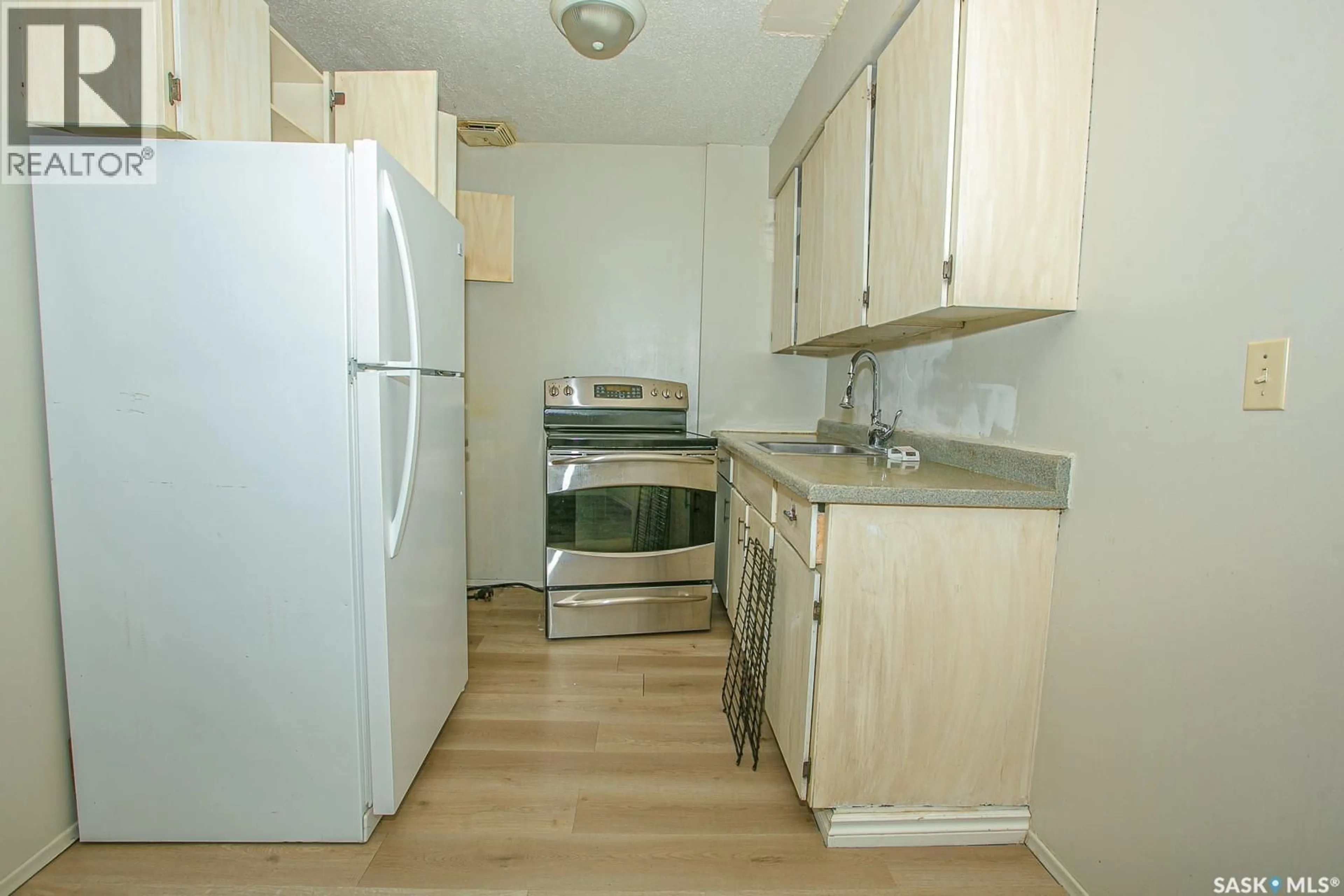 Standard kitchen, unknown for 4140 CASTLE ROAD, Regina Saskatchewan S4S6A4