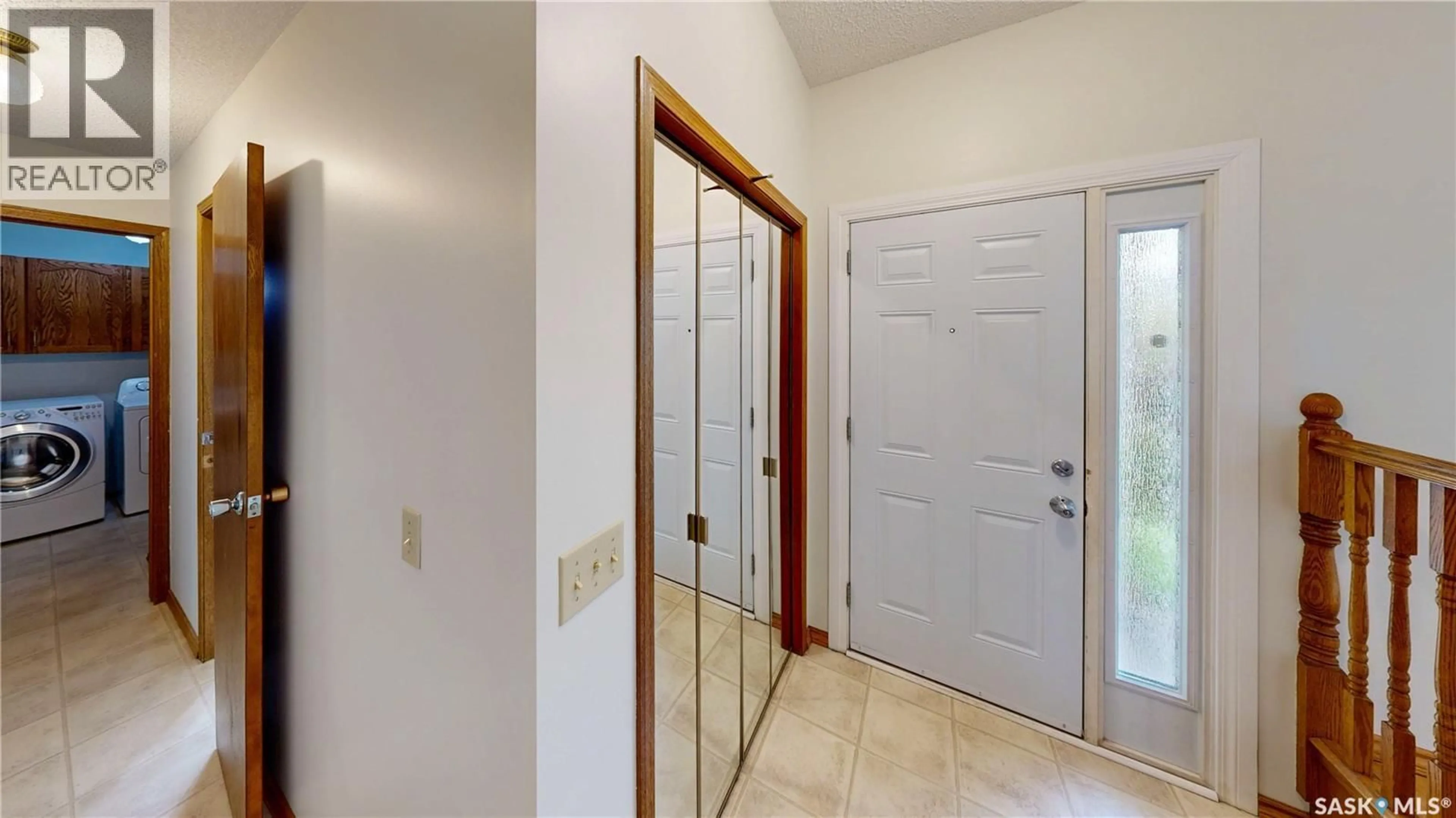 Indoor entryway for 2630 CROCUS DRIVE, Regina Saskatchewan S4V1S8