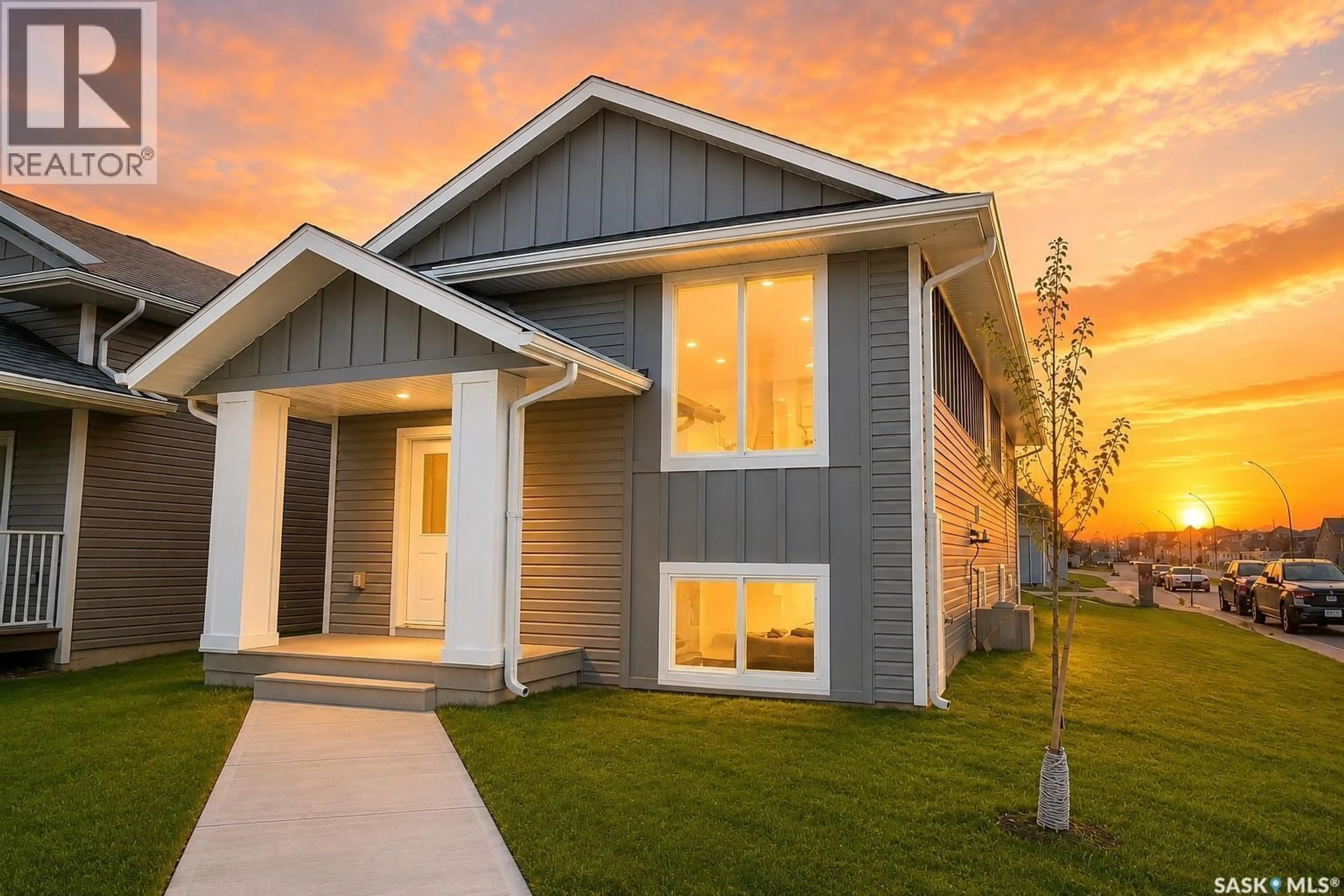 Home with vinyl exterior material, street for 370 STEHWIEN STREET, Saskatoon Saskatchewan S7W1M9