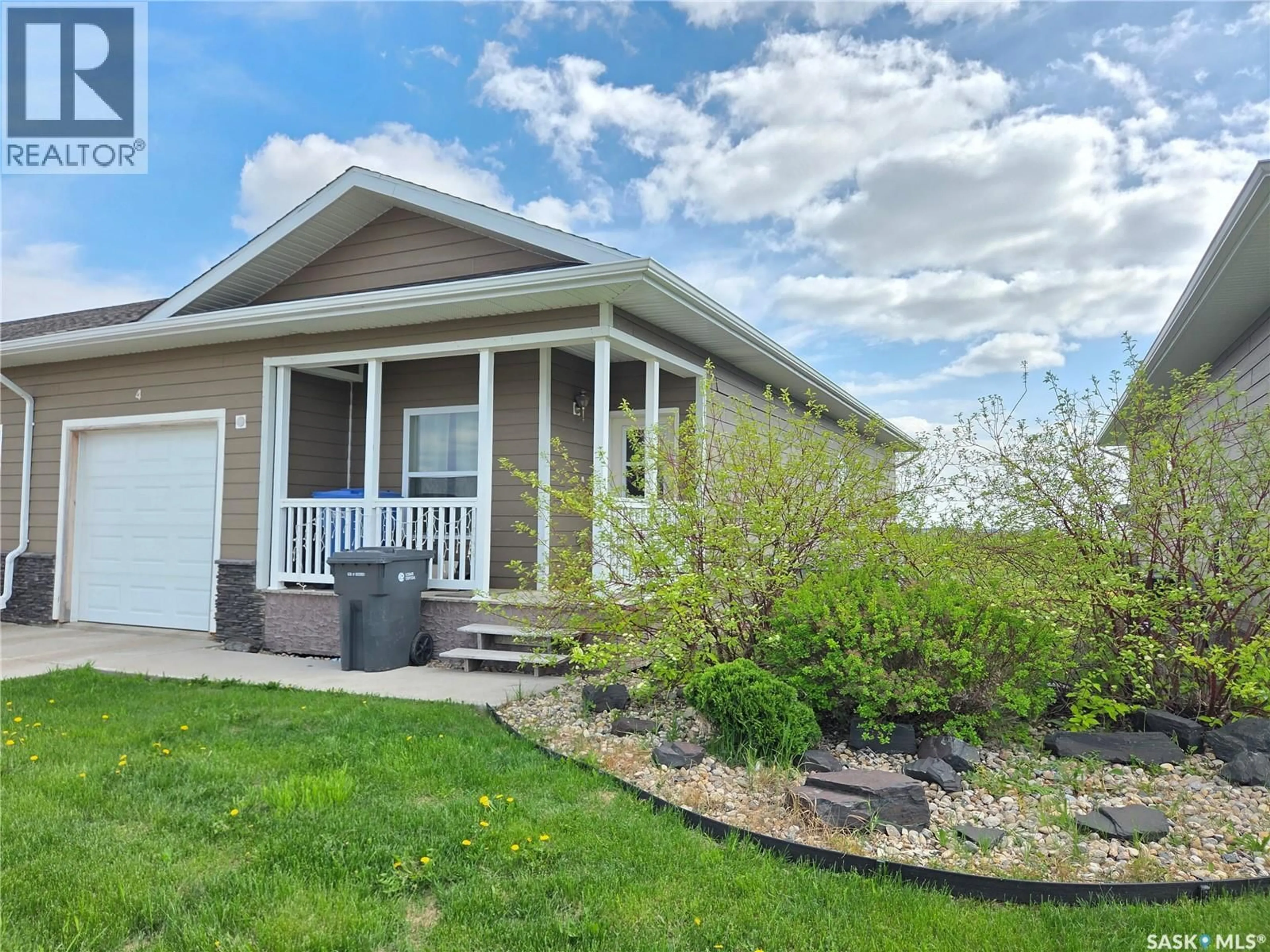 Home with vinyl exterior material, water/lake/river/ocean view for 4 - 4 RUCKLE ROAD, Carlyle Saskatchewan S0C0R0