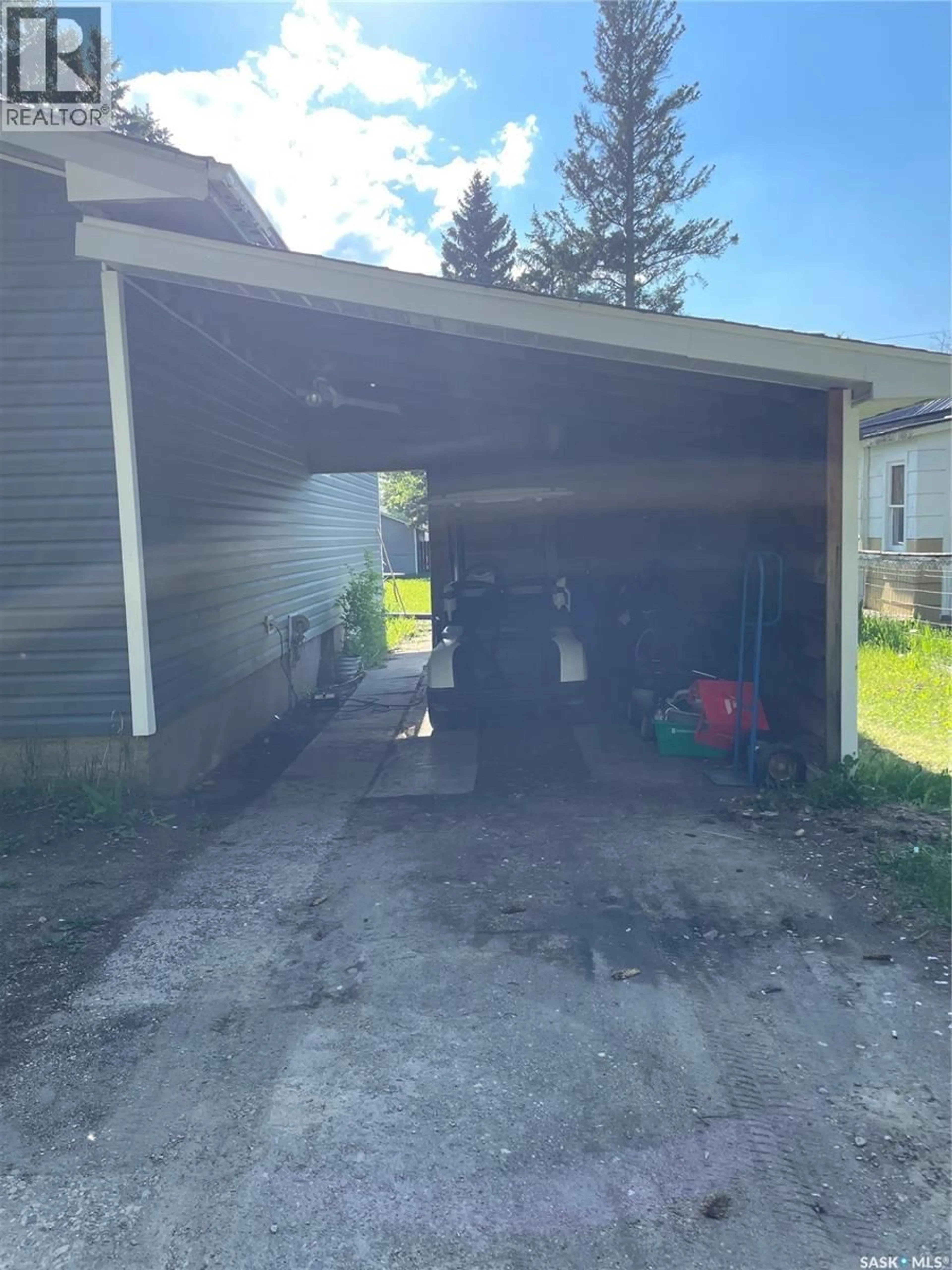 Indoor garage for 816 SOUTHESK STREET, Whitewood Saskatchewan S0G5C0
