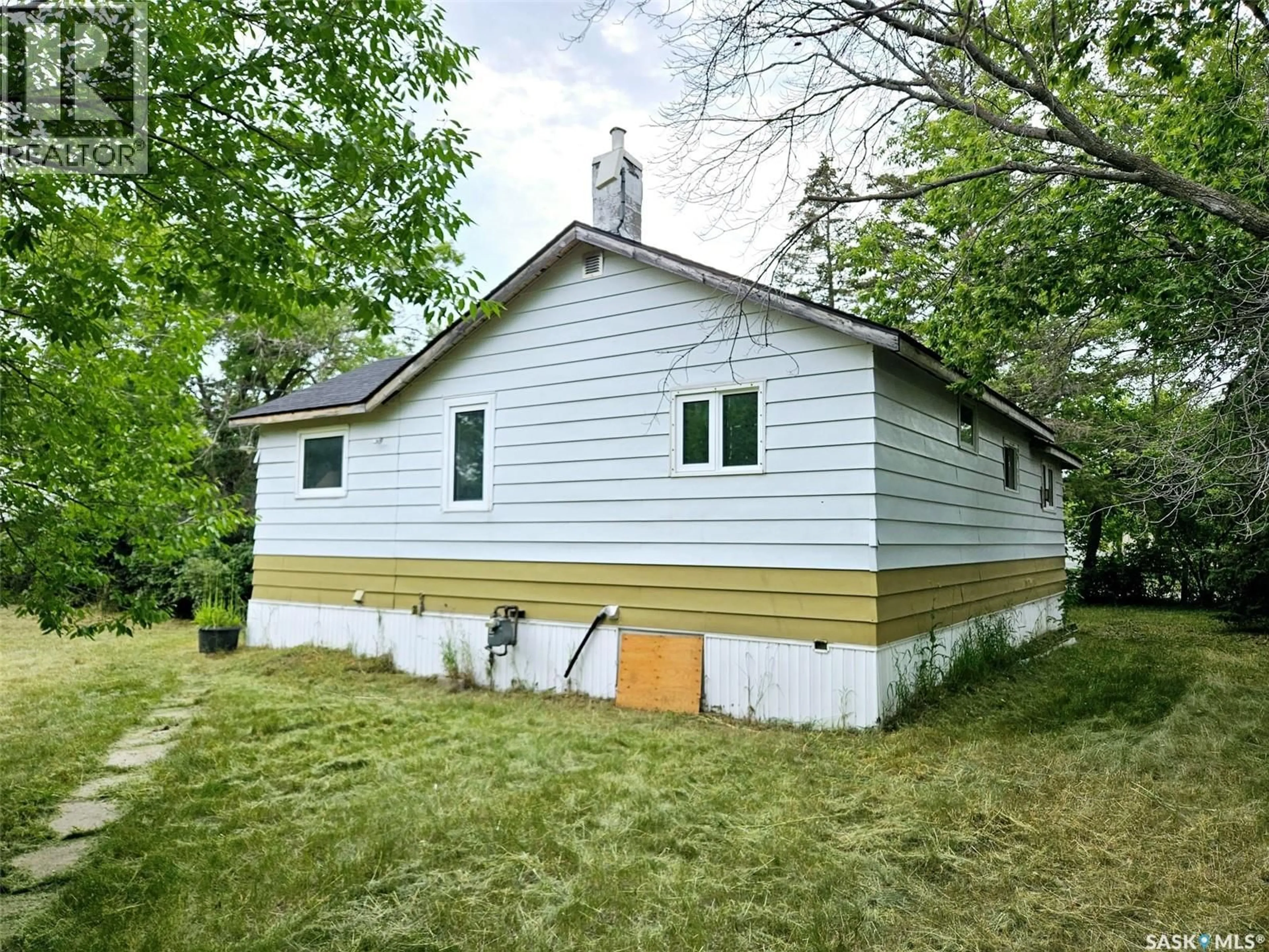Home with vinyl exterior material, building for 195 MORLEY STREET, Kisbey Saskatchewan S0C1L0
