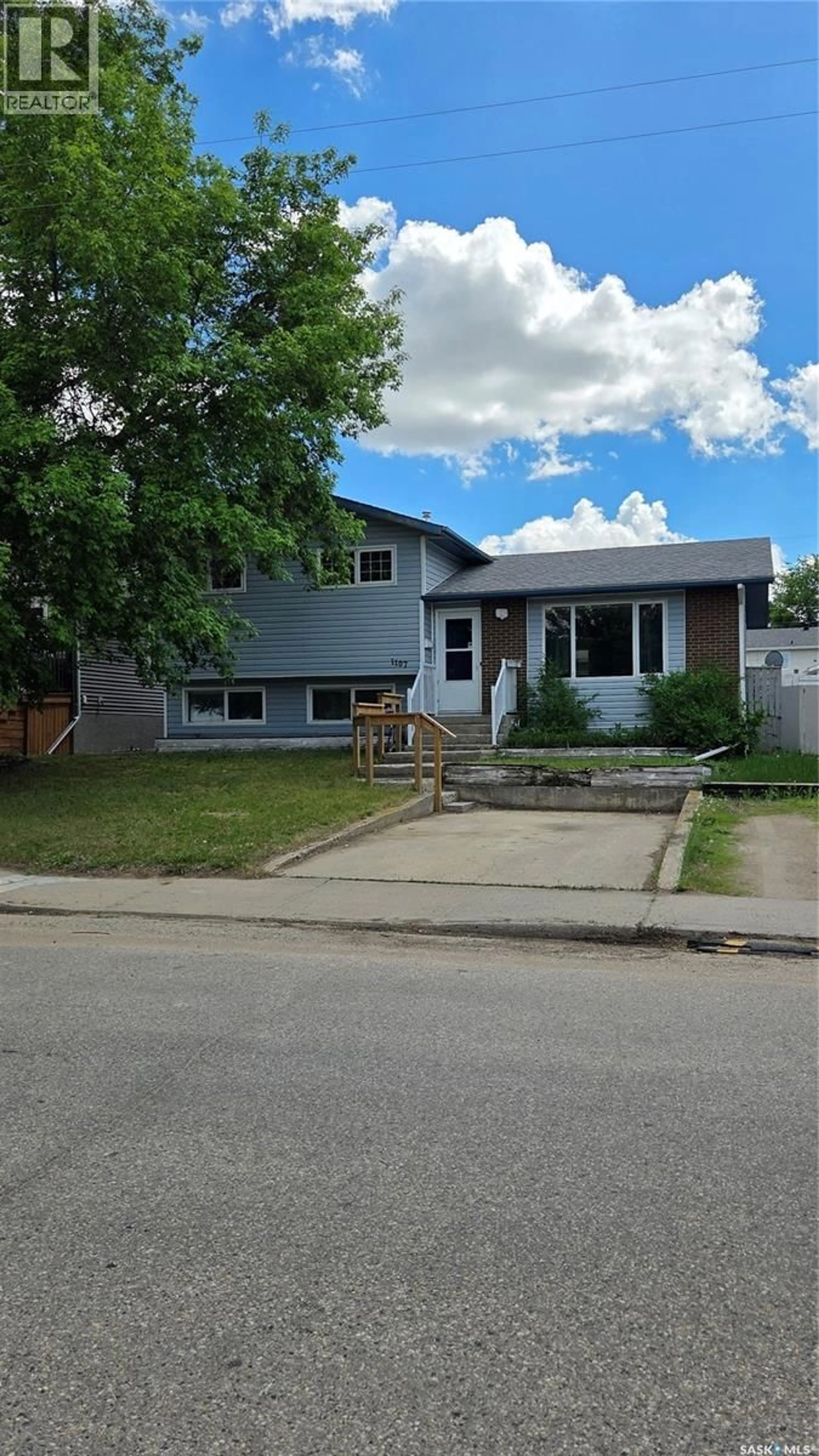 Home with vinyl exterior material, street for 1107 LILLOOET STREET, Moose Jaw Saskatchewan S6H5A2
