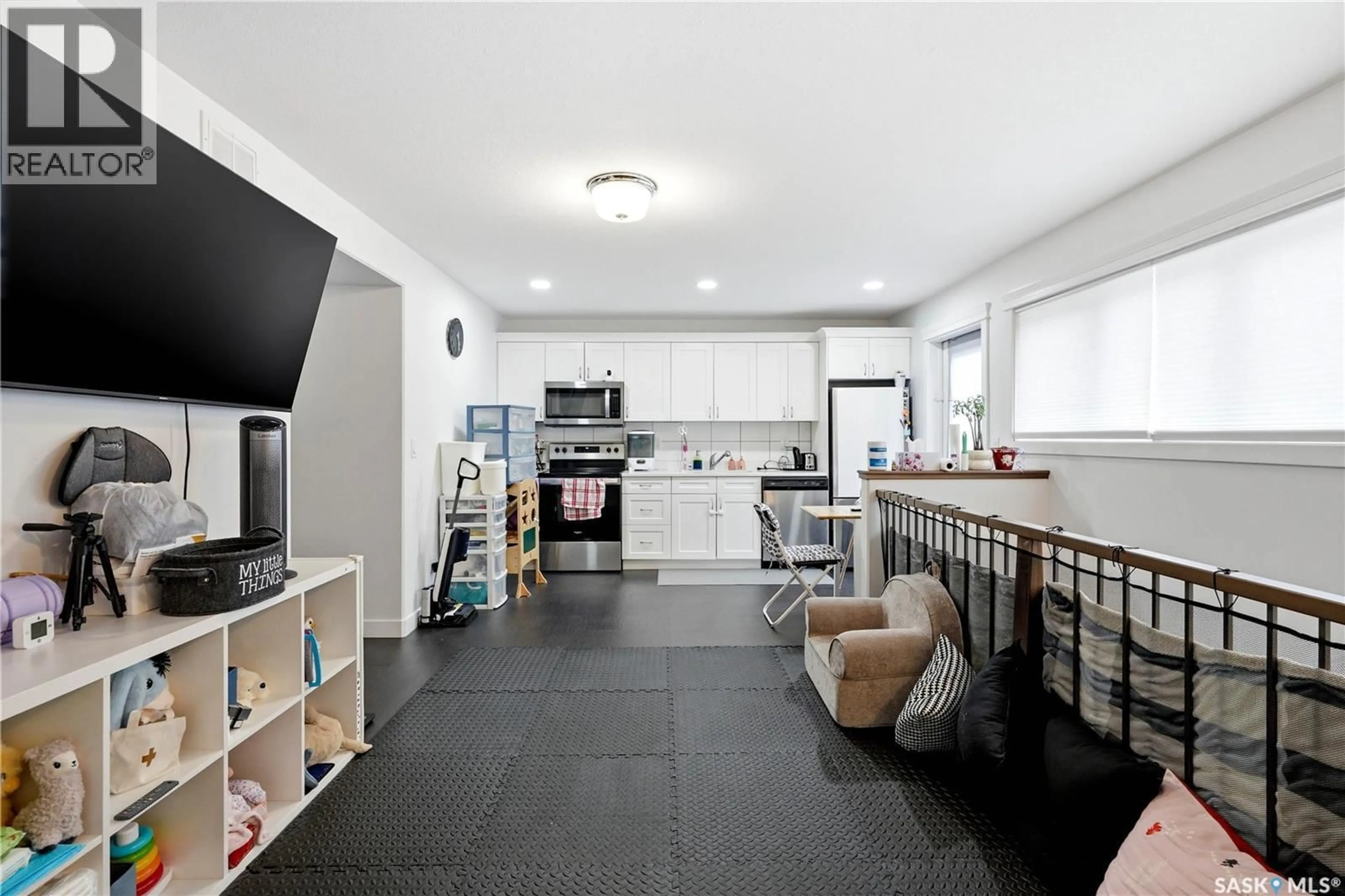 Open concept kitchen, ceramic/tile floor for S - 5 401 L AVENUE, Saskatoon Saskatchewan S7M5Y6
