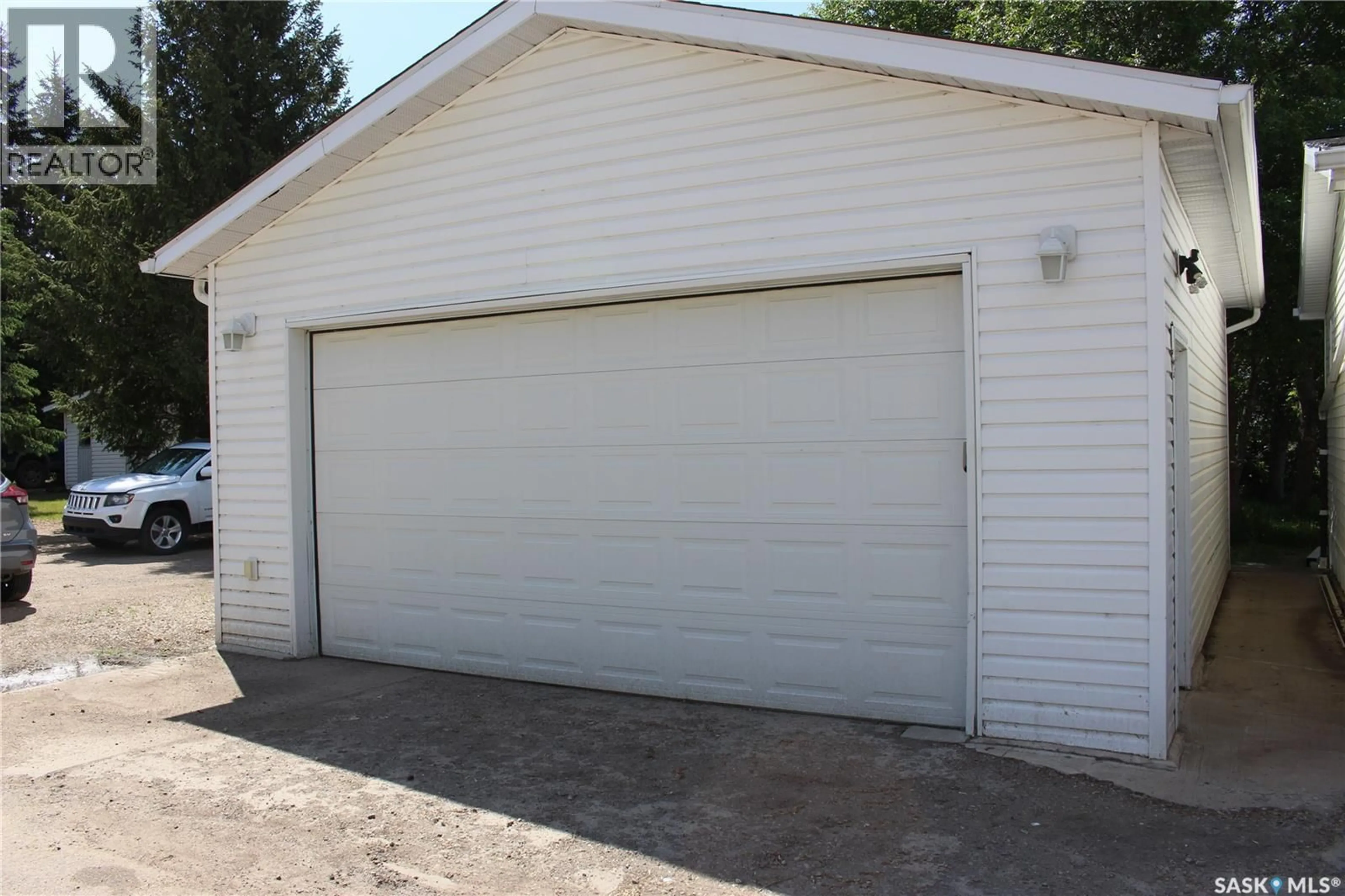 Indoor garage for D4 - 1295 9TH AVENUE, Moose Jaw Saskatchewan S6J1C5