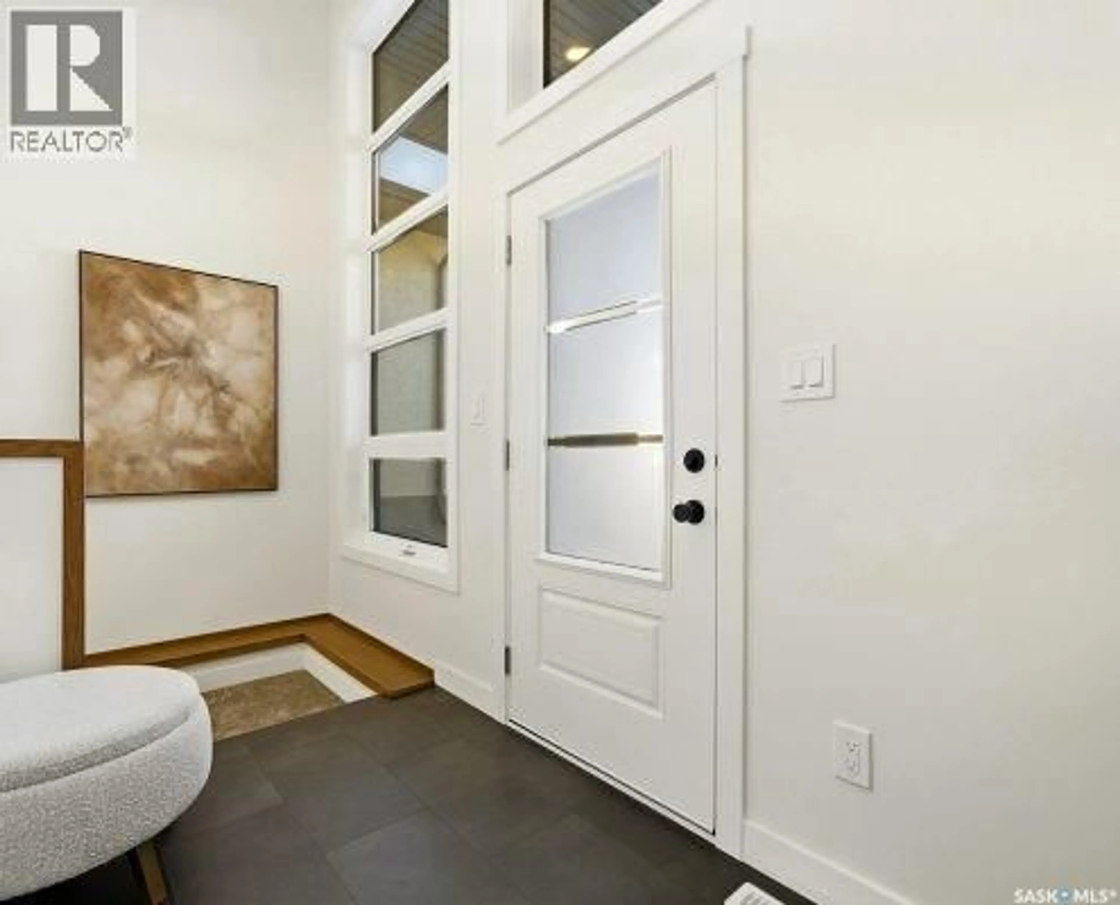 Indoor entryway for 1056 WEST PARK BOULEVARD, Moose Jaw Saskatchewan S6J0E6
