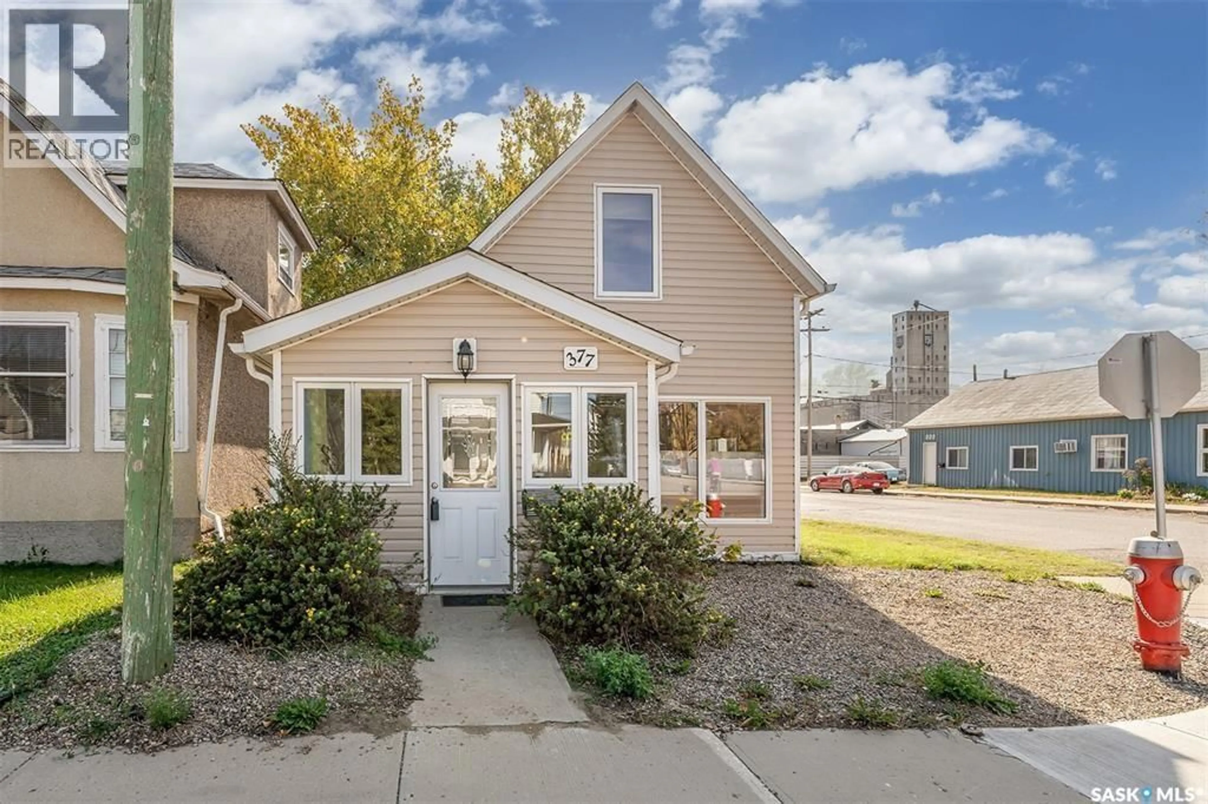 Home with vinyl exterior material, street for 377 FAIRFORD STREET, Moose Jaw Saskatchewan S6H1V8