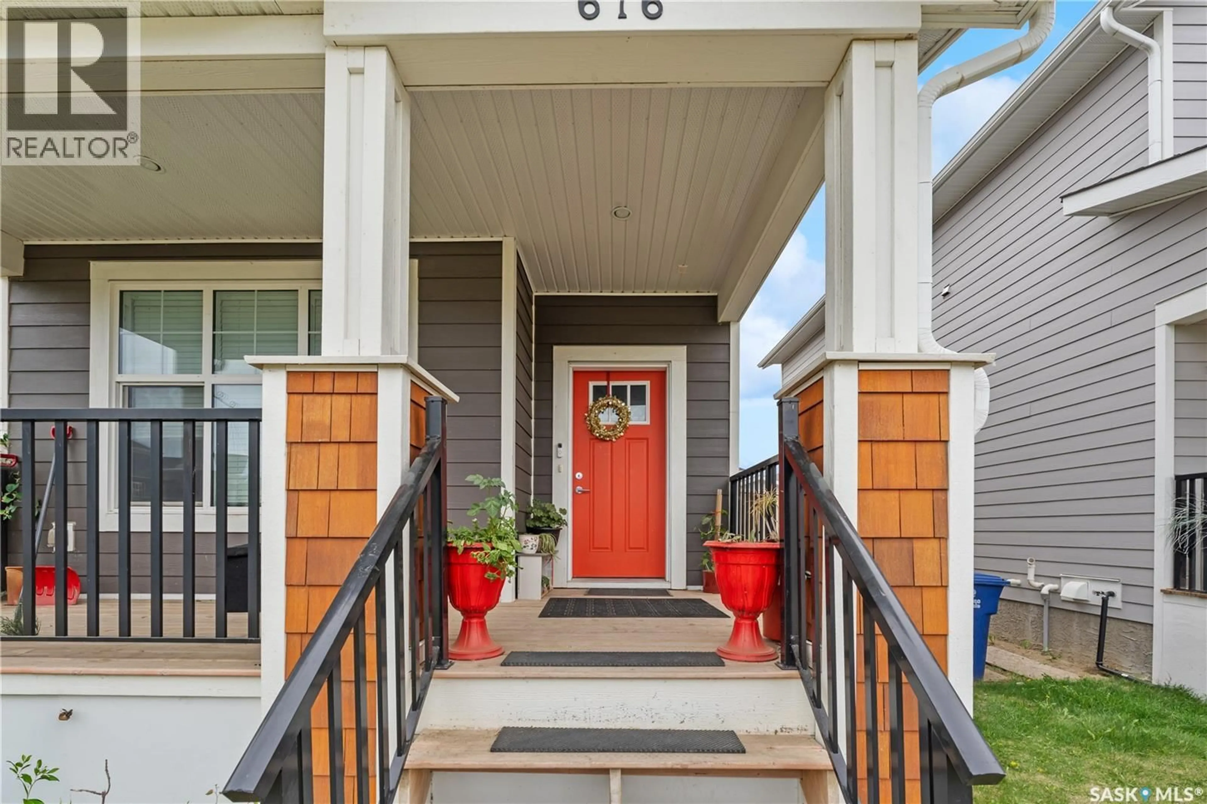 Indoor entryway for 676 MEADOWS BOULEVARD, Saskatoon Saskatchewan S7V0M5