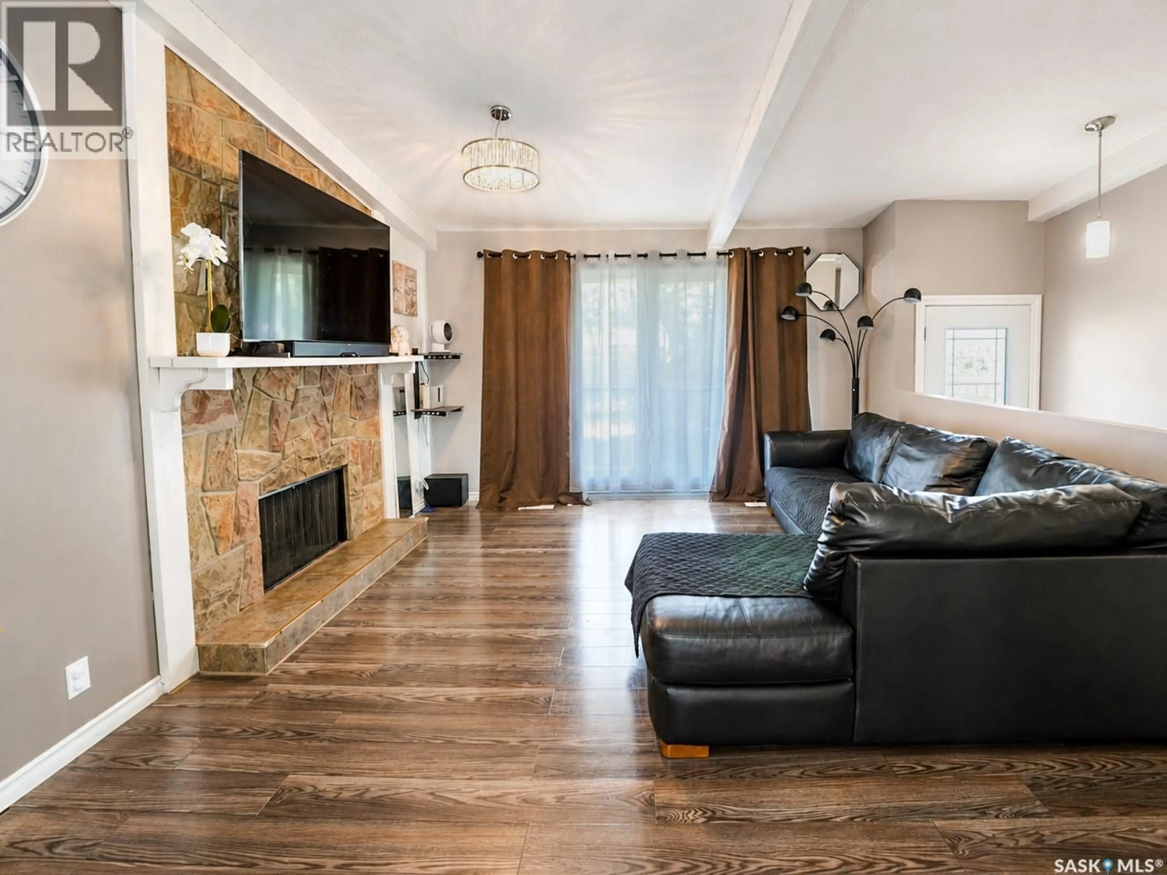 Living room with furniture, wood/laminate floor for 277 CANNON STREET, Regina Saskatchewan S4N4V4