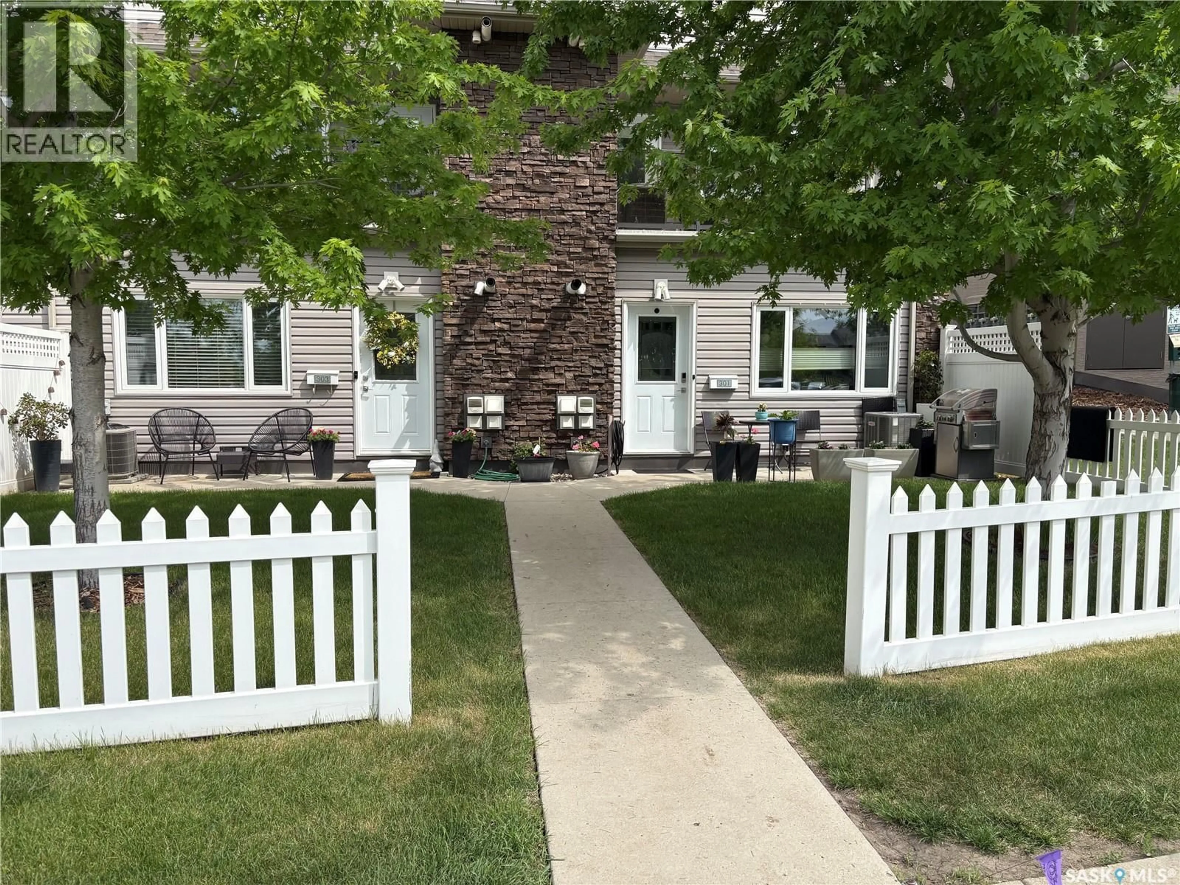 Patio, street for 115 - 301 DALGLEISH LINK, Saskatoon Saskatchewan S7W0N5