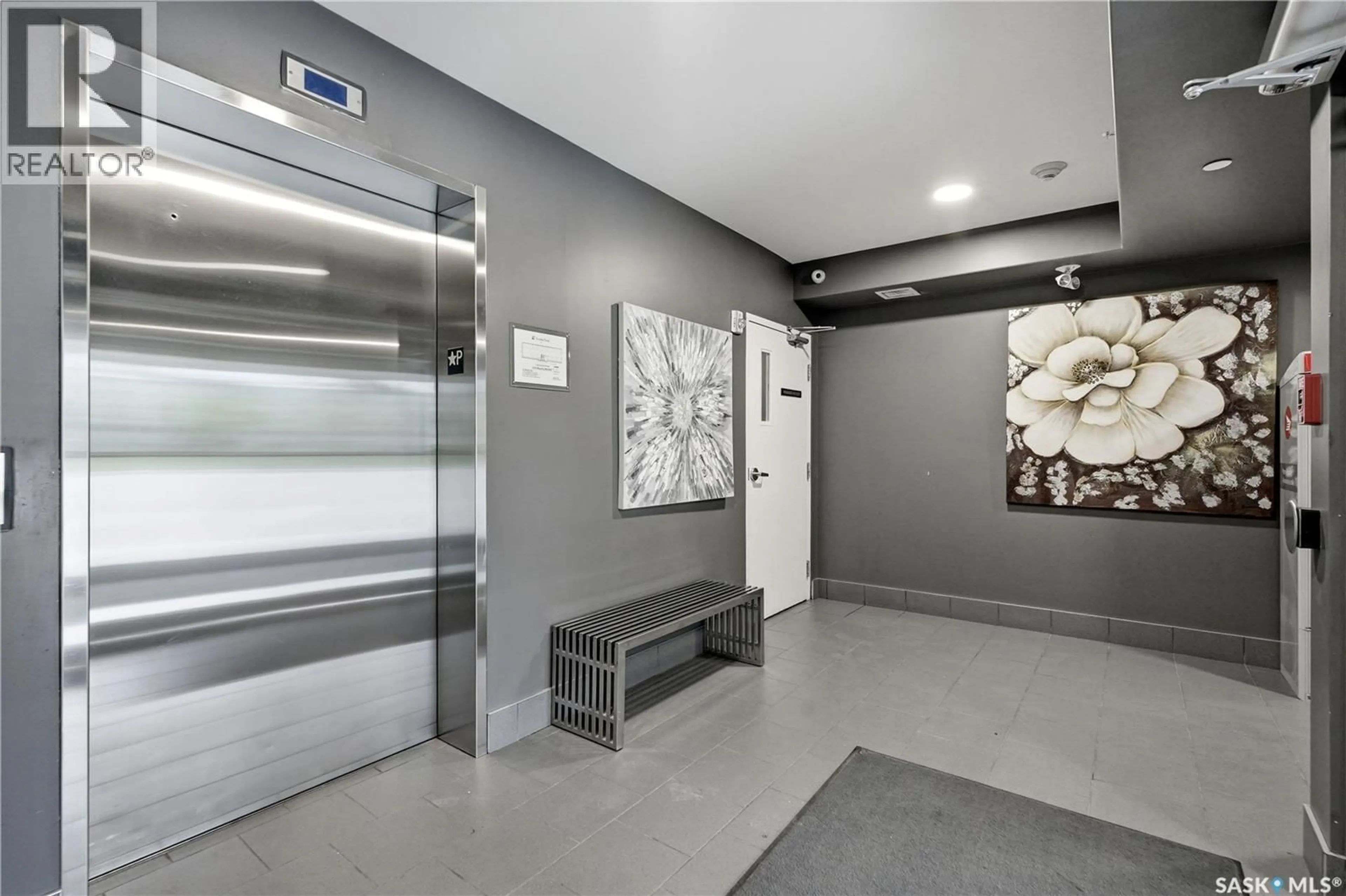 Indoor foyer for 110 - 5314 WILLIS CRESCENT, Saskatoon Saskatchewan S7T0N5