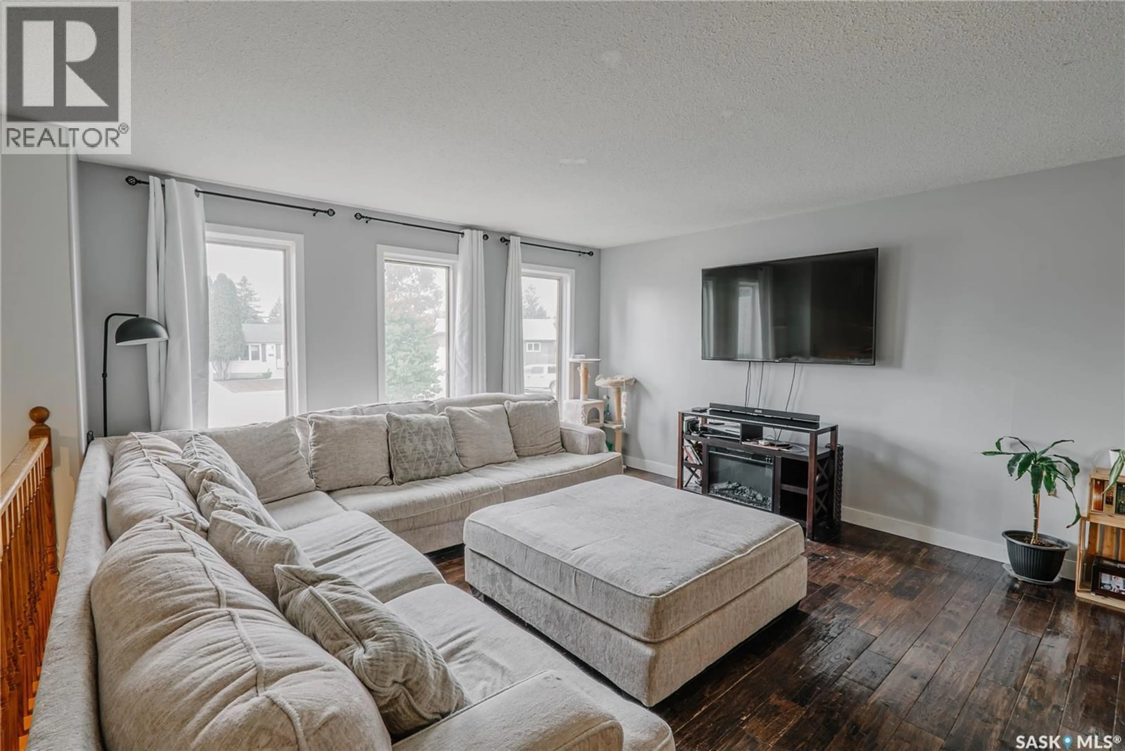 Living room with furniture, unknown for 335 THAIN CRESCENT, Saskatoon Saskatchewan S7K6N1