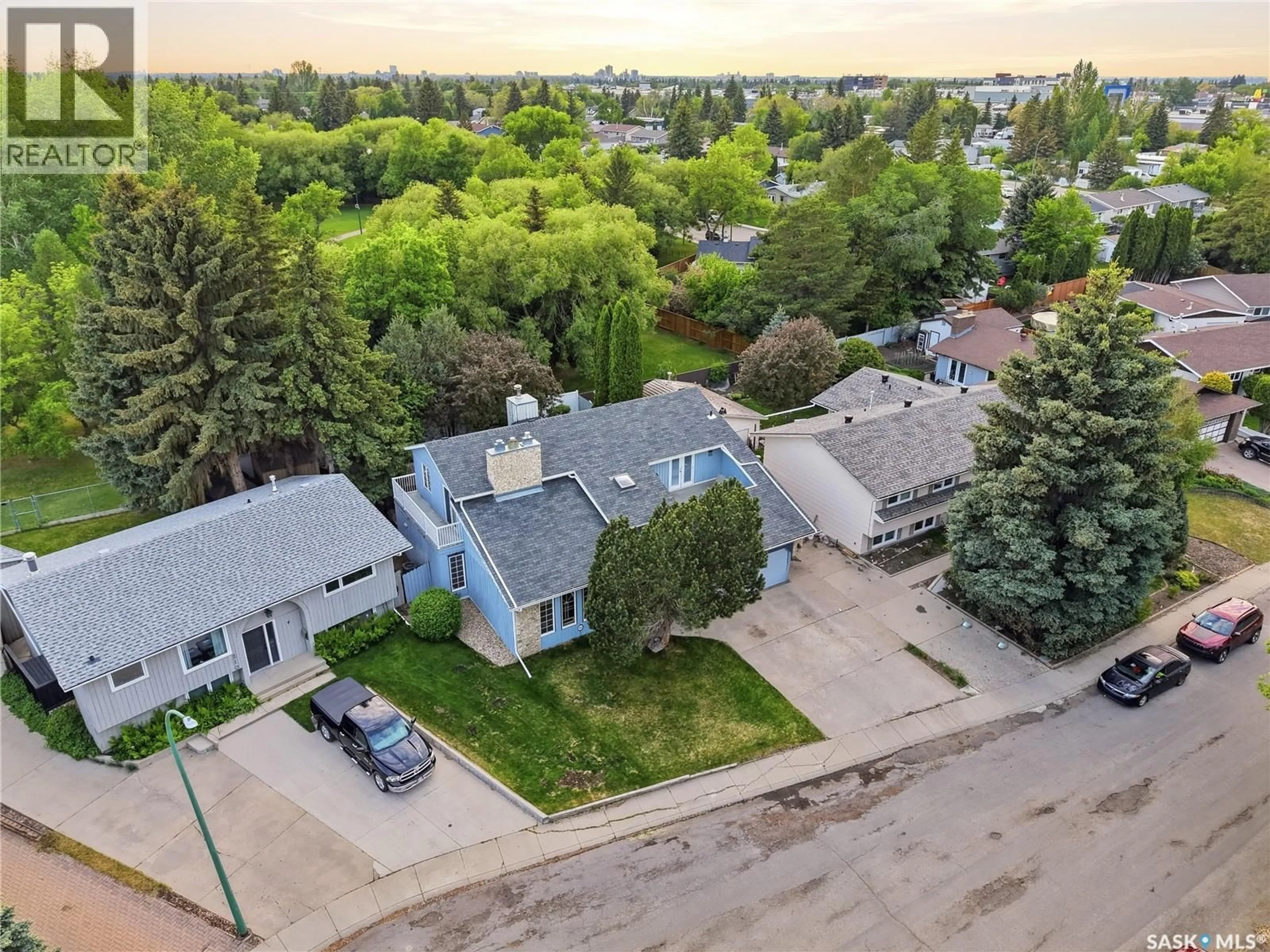 A pic from outside/outdoor area/front of a property/back of a property/a pic from drone, street for 206 WILLOUGHBY CRESCENT, Saskatoon Saskatchewan S7H4W7
