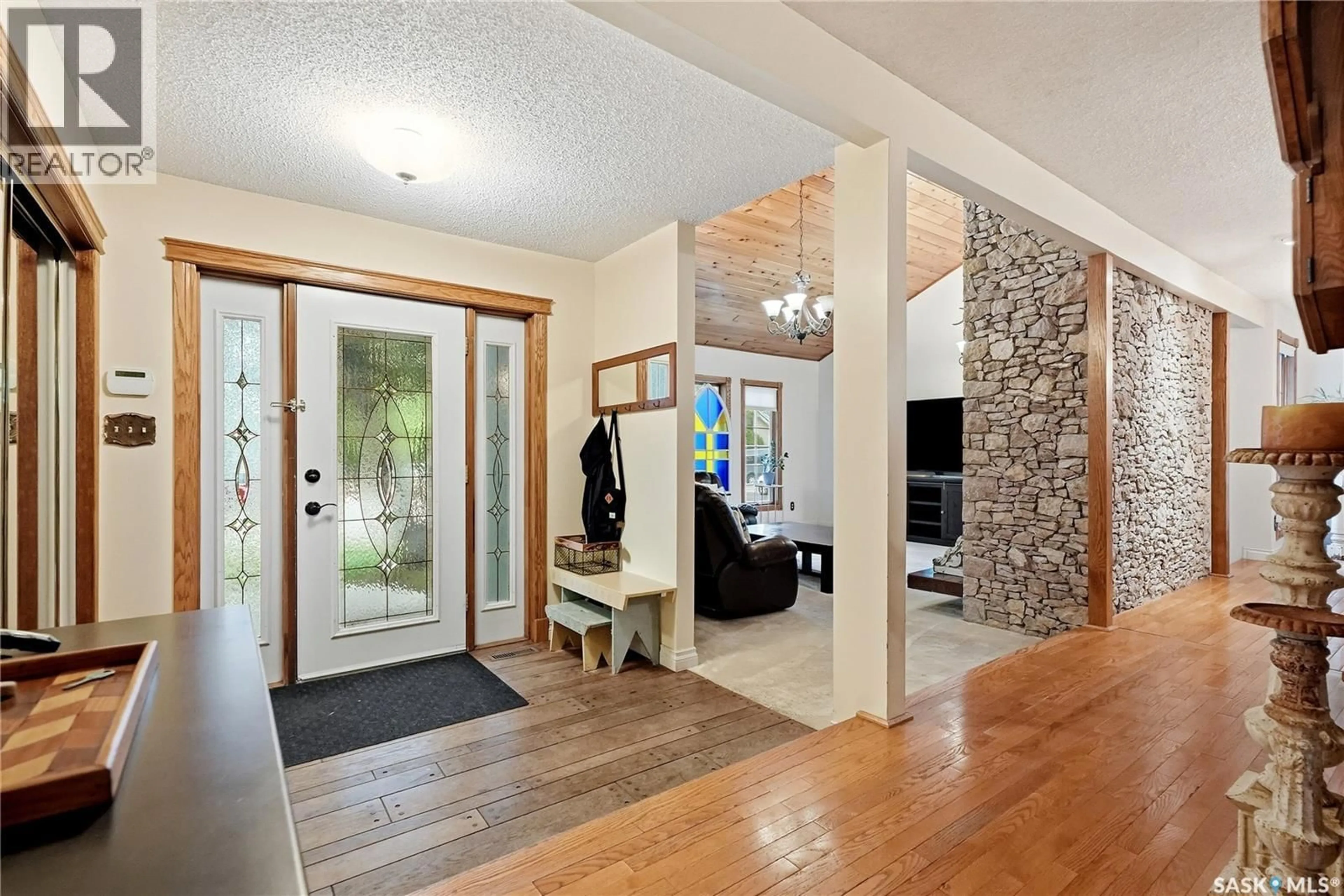 Indoor entryway for 206 WILLOUGHBY CRESCENT, Saskatoon Saskatchewan S7H4W7