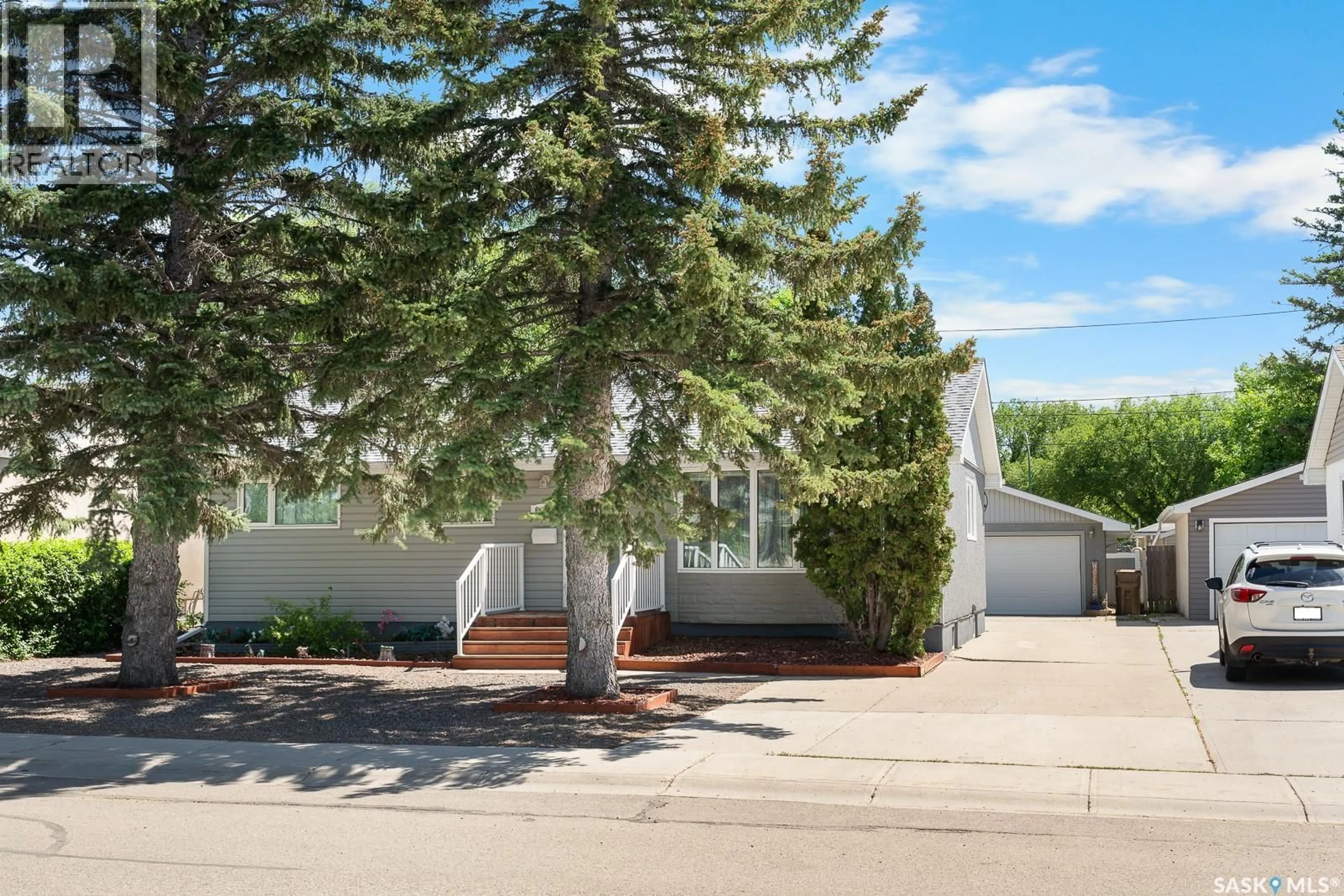 Home with vinyl exterior material, street for 621 20TH AVE, Regina Saskatchewan S4N1J9