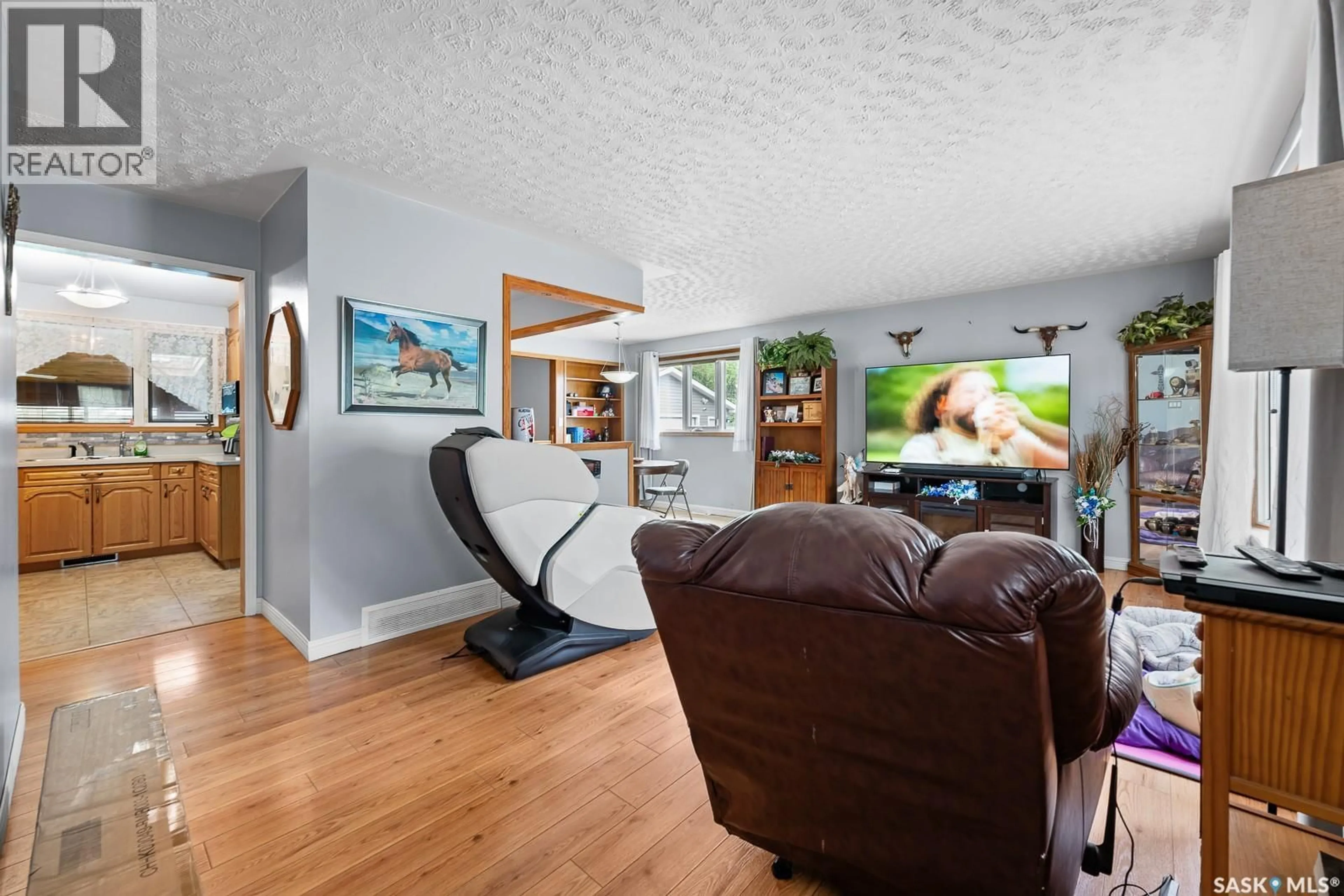 Living room with furniture, wood/laminate floor for 621 20TH AVE, Regina Saskatchewan S4N1J9