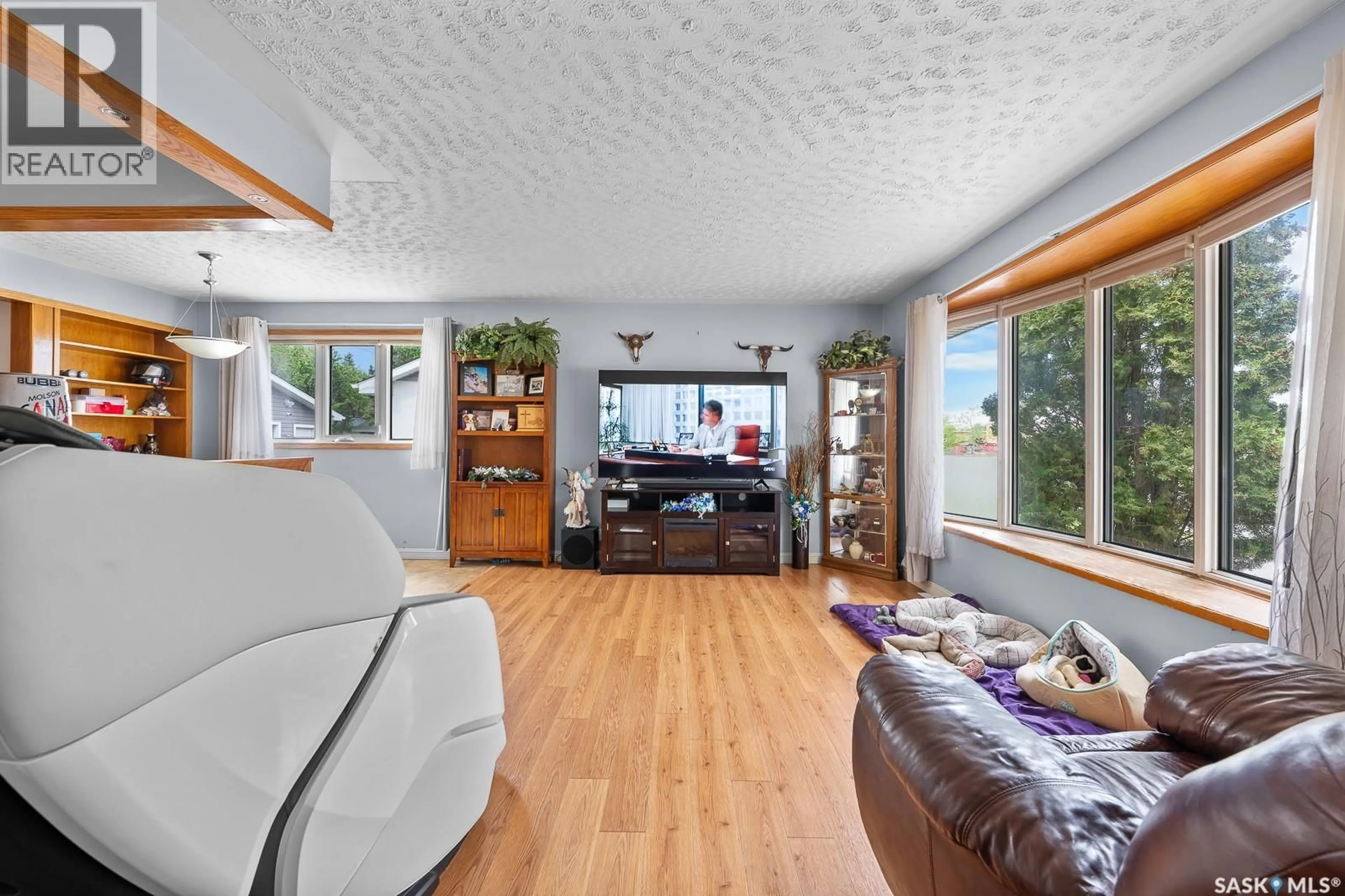 Living room with furniture, unknown for 621 20TH AVE, Regina Saskatchewan S4N1J9