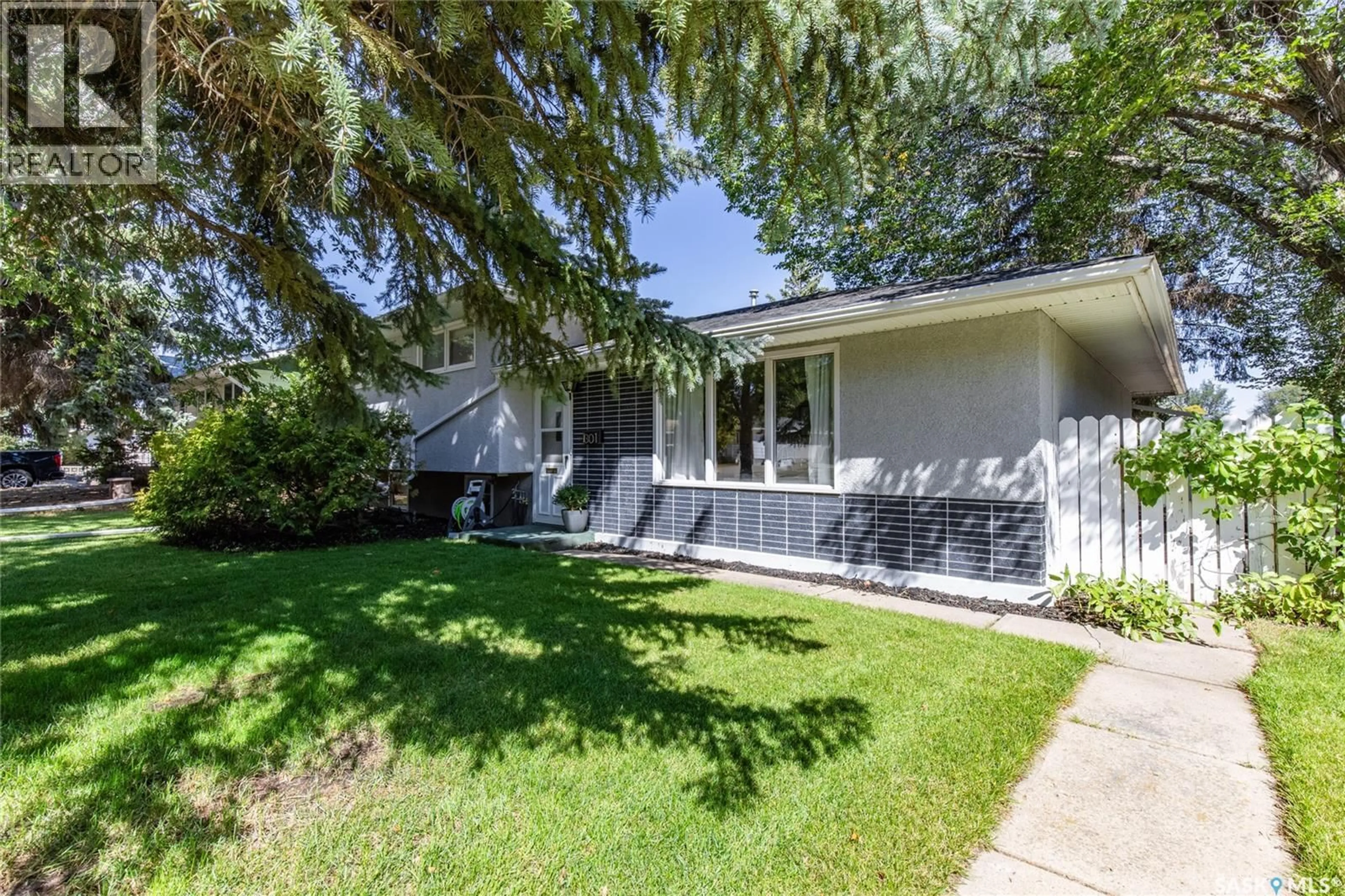 Home with vinyl exterior material, street for 1301 QUEEN CRESCENT, Moose Jaw Saskatchewan S6H3G5