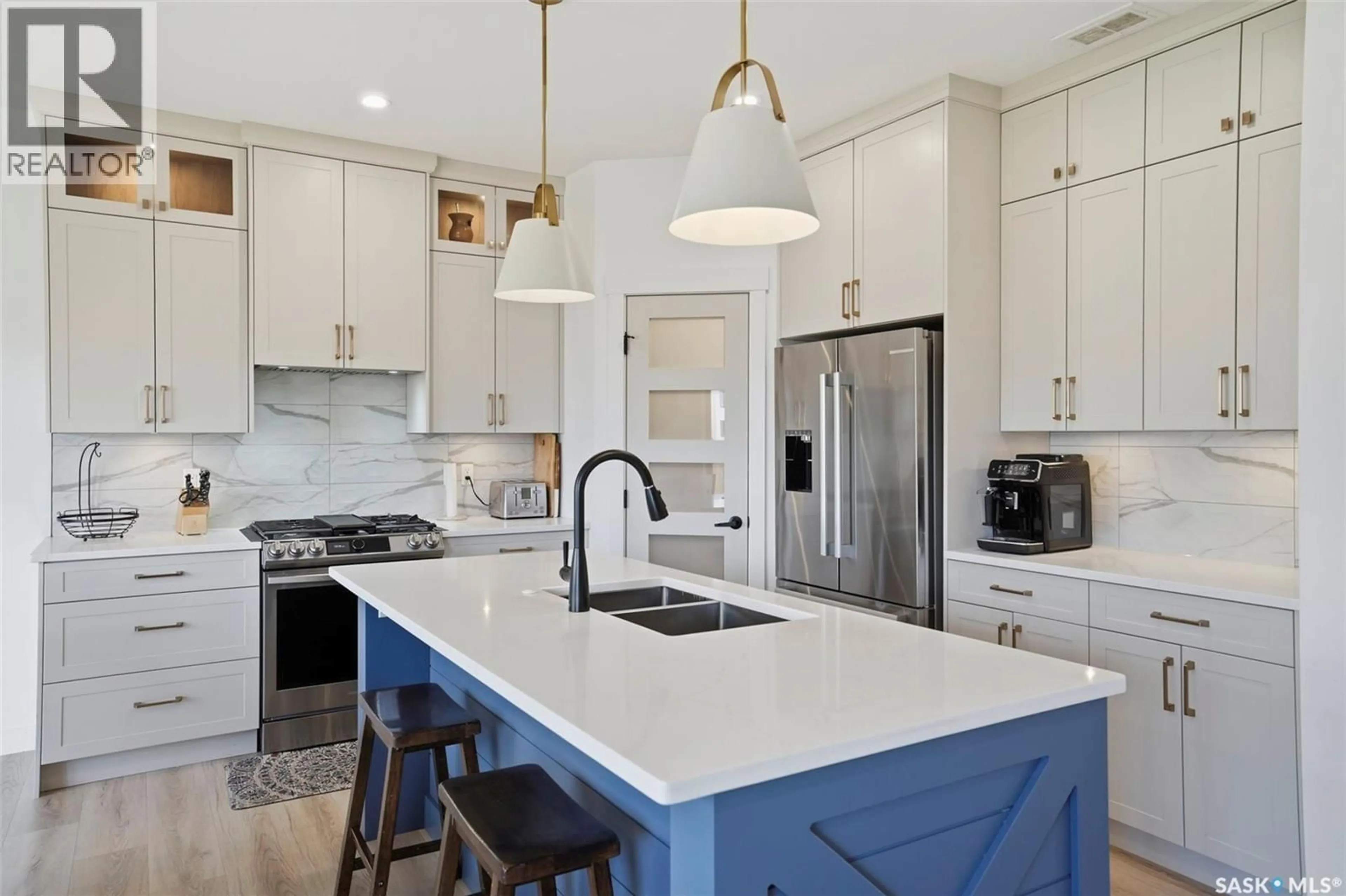 Open concept kitchen, ceramic/tile floor for 302 CHELSOM MANOR, Saskatoon Saskatchewan S7V1R3