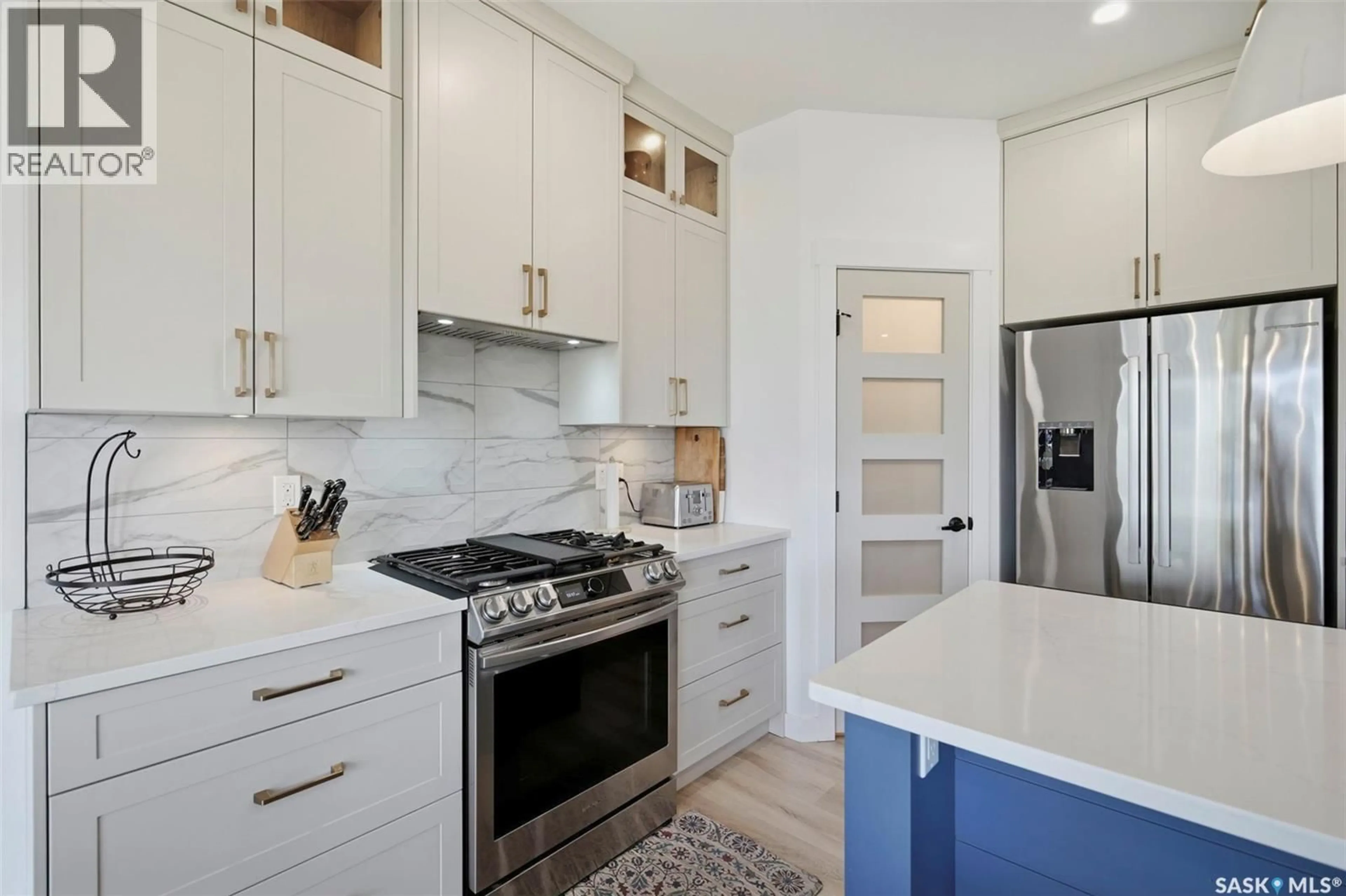 Contemporary kitchen, ceramic/tile floor for 302 CHELSOM MANOR, Saskatoon Saskatchewan S7V1R3