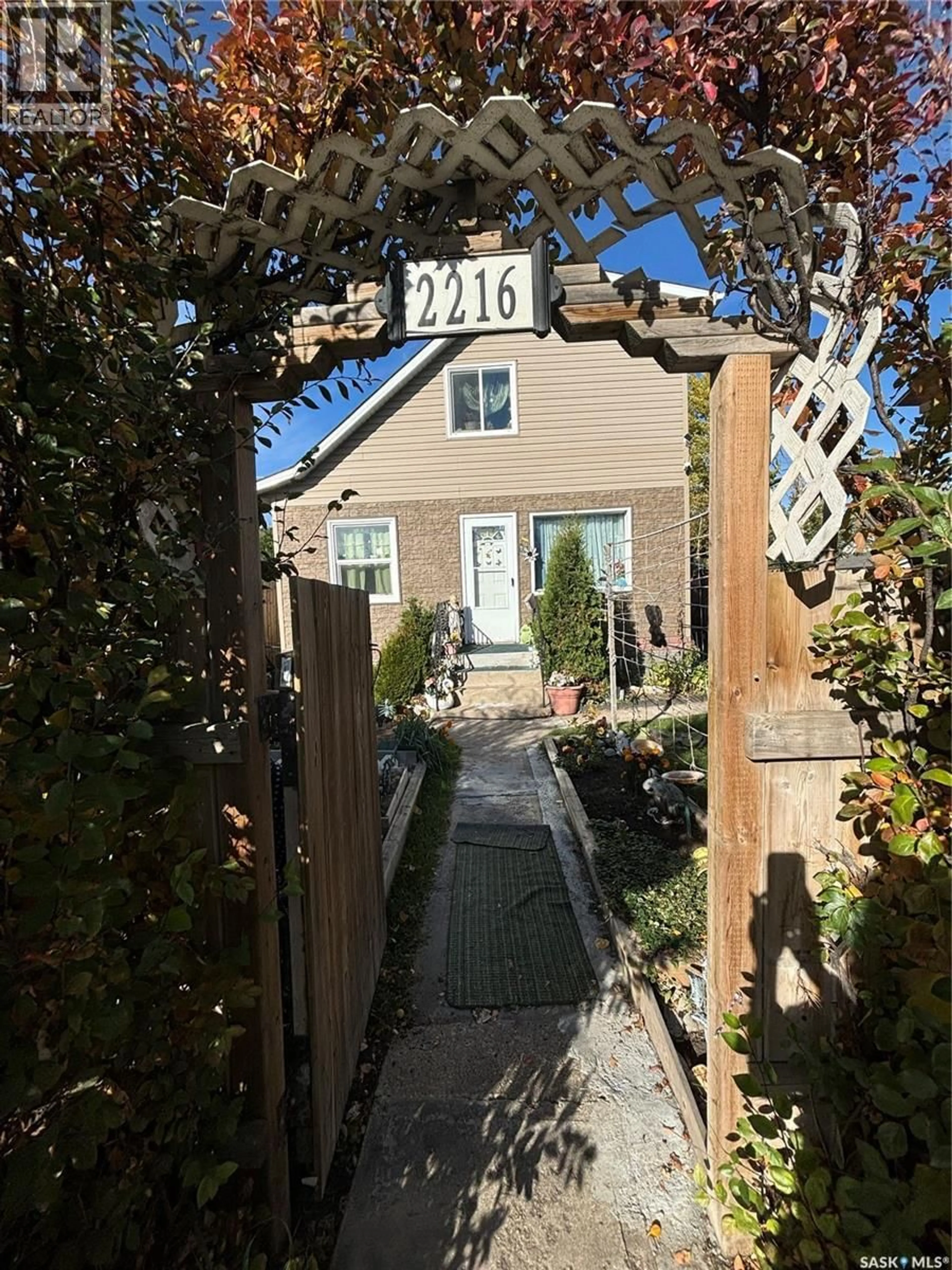 Indoor entryway for 2216 20TH STREET, Saskatoon Saskatchewan S7M1B1