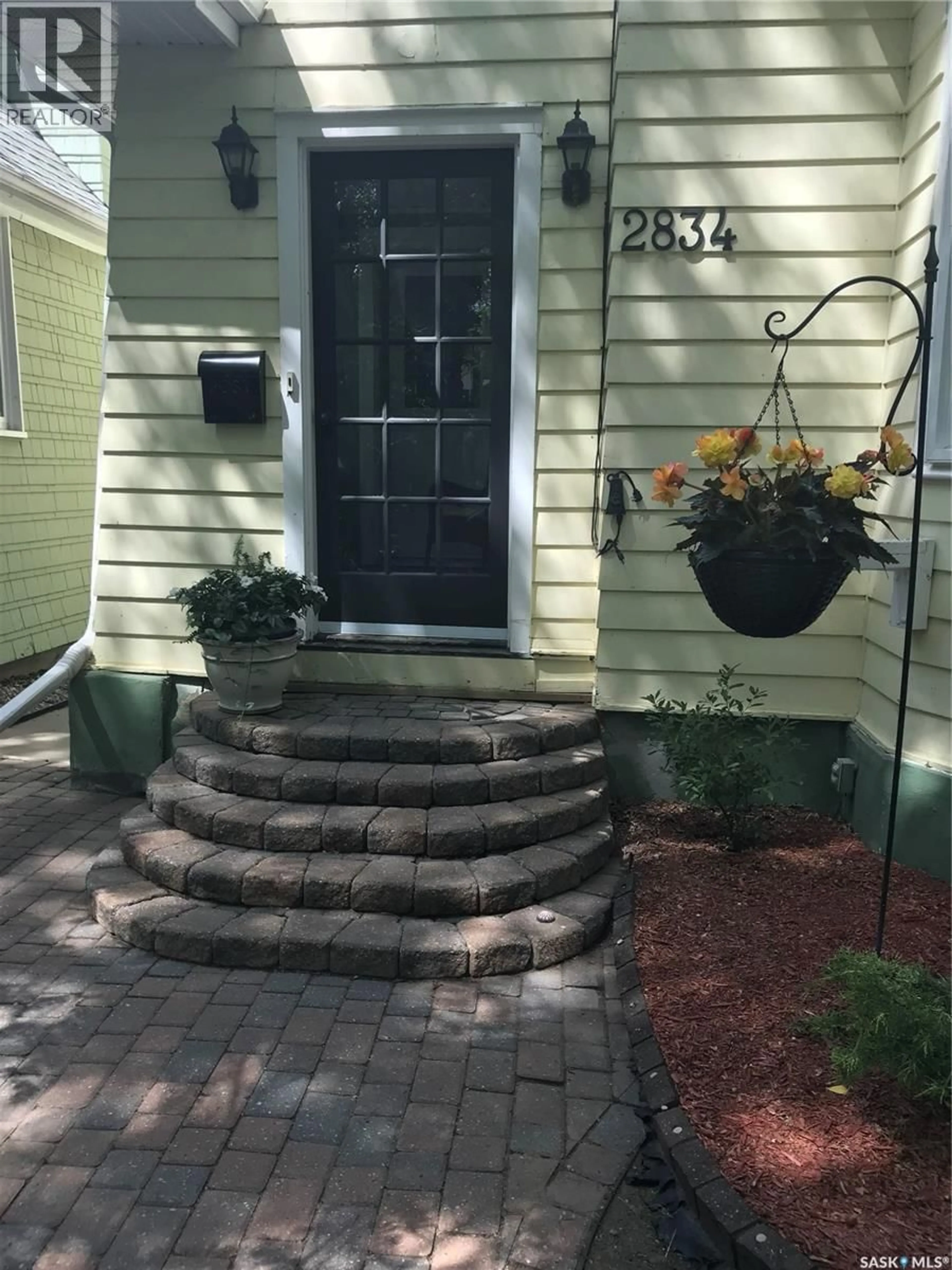 Indoor entryway for 2834 RAE STREET, Regina Saskatchewan S4S1R3