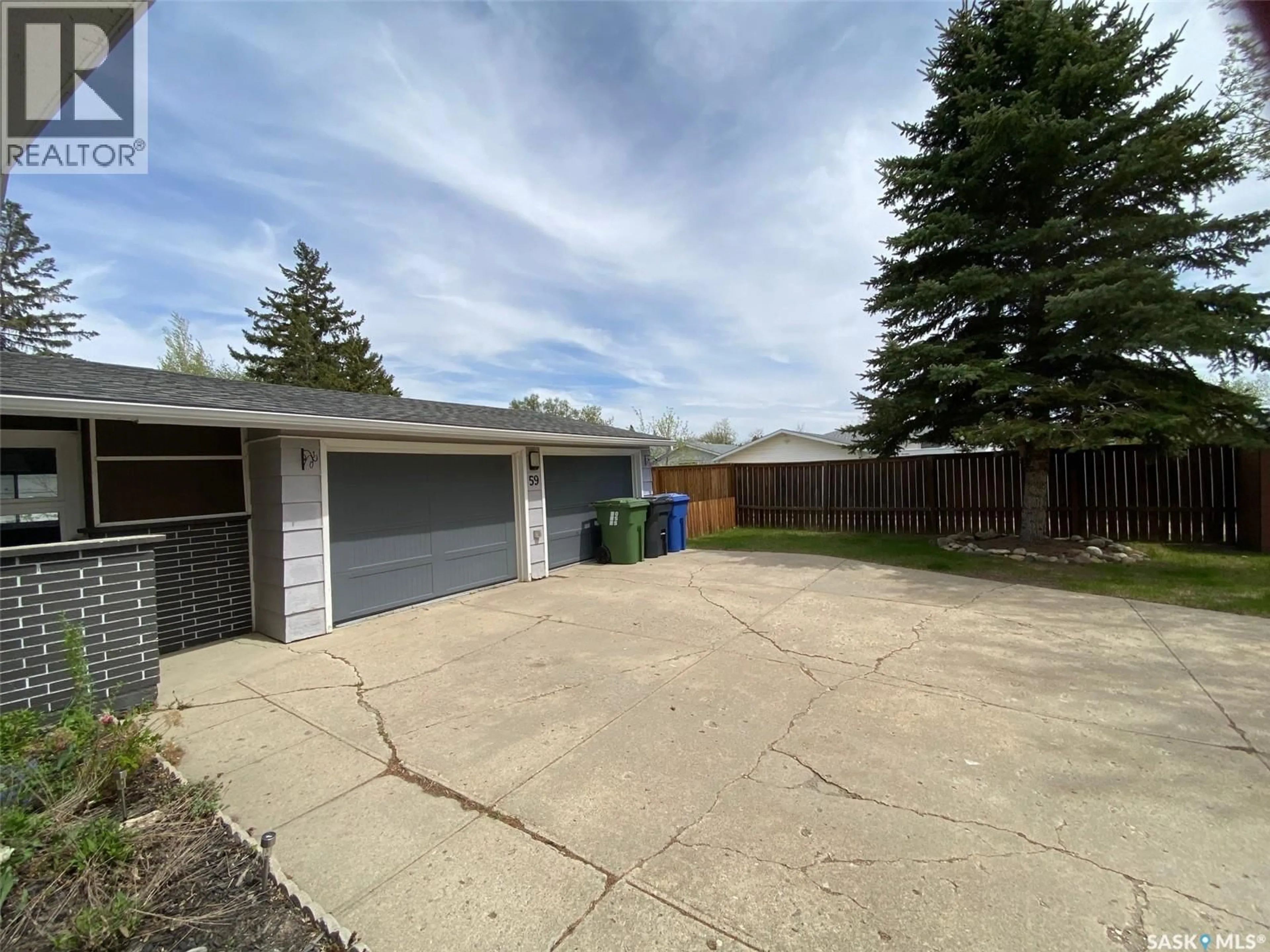 A pic from outside/outdoor area/front of a property/back of a property/a pic from drone, street for 59 DEERWOOD CRESCENT, Yorkton Saskatchewan S3N2M4