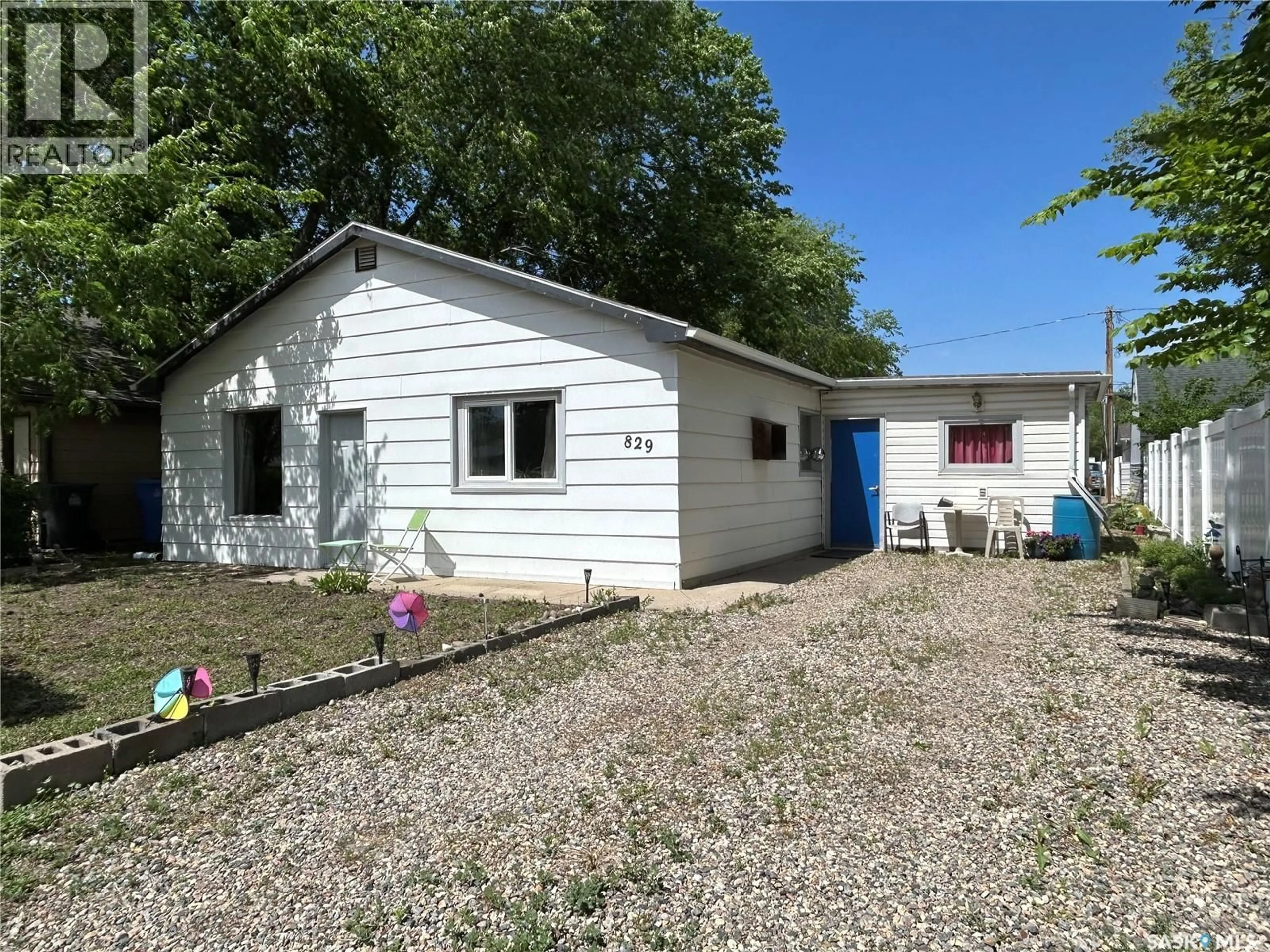 A pic from outside/outdoor area/front of a property/back of a property/a pic from drone, street for 829 KING STREET, Estevan Saskatchewan S4A1L2