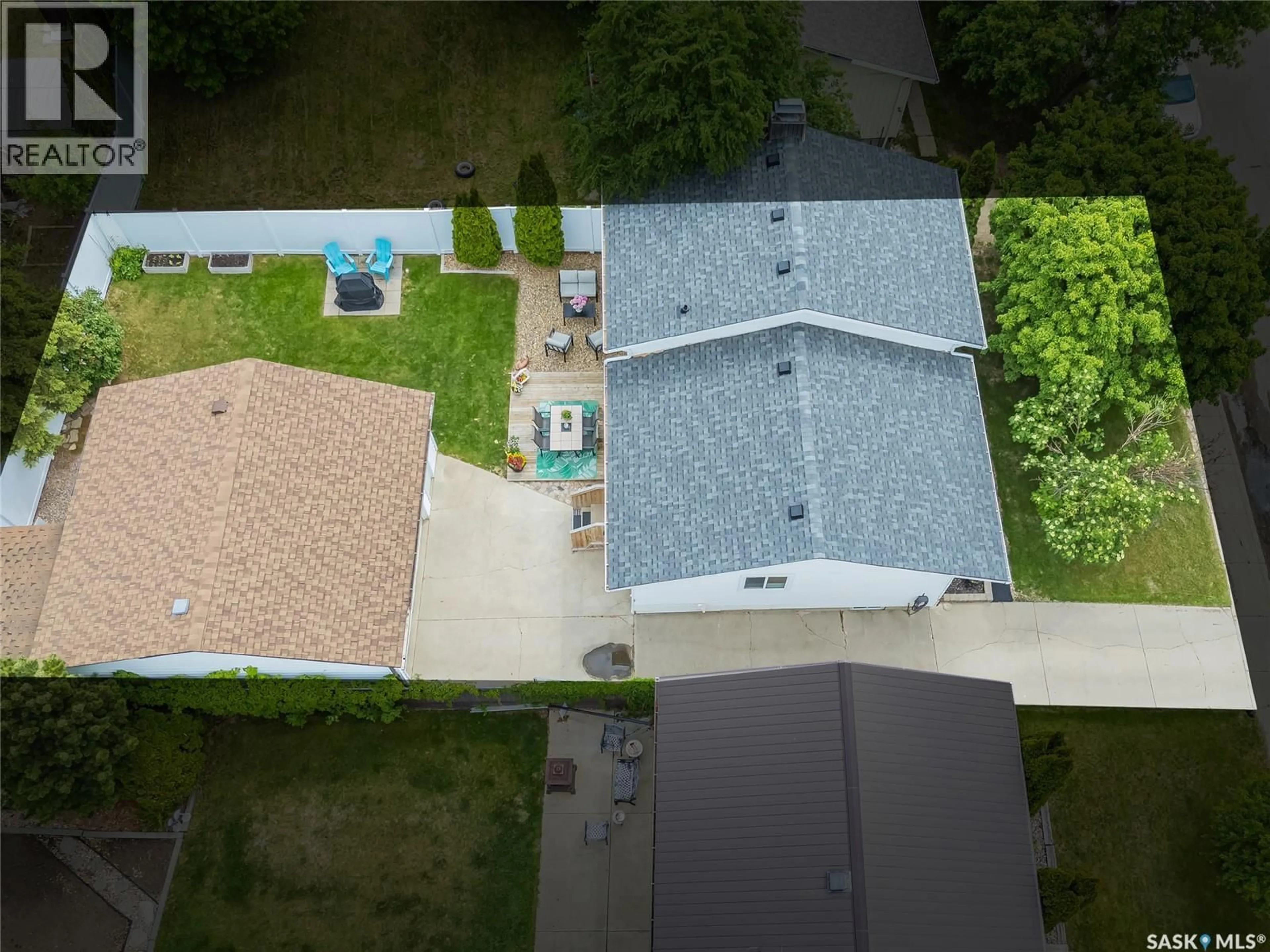 A pic from outside/outdoor area/front of a property/back of a property/a pic from drone, unknown for 162 MAKAROFF ROAD, Saskatoon Saskatchewan S7L6J9