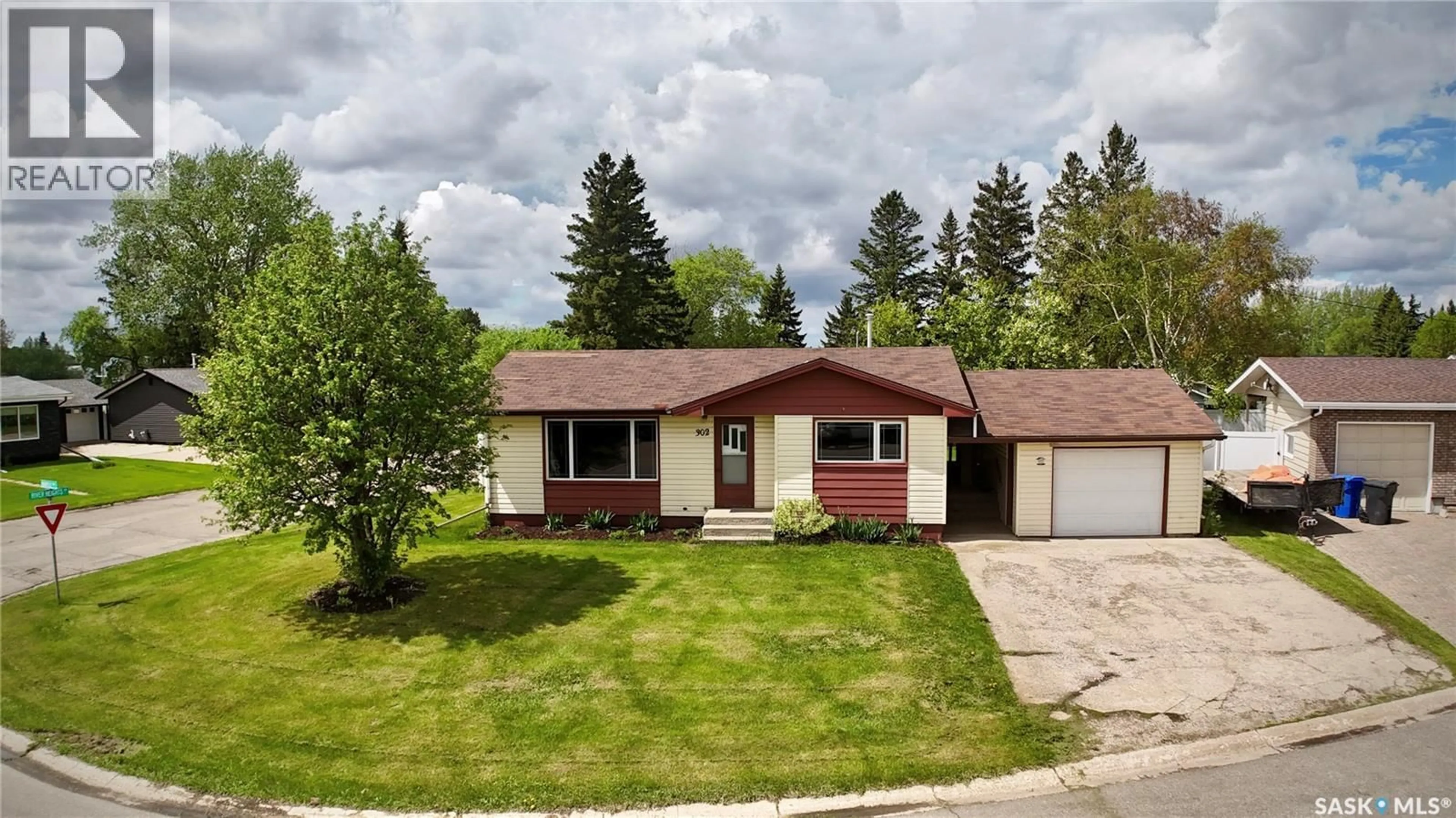 Home with vinyl exterior material, street for 302 MAPLE BAY, Langenburg Saskatchewan S0A2A0