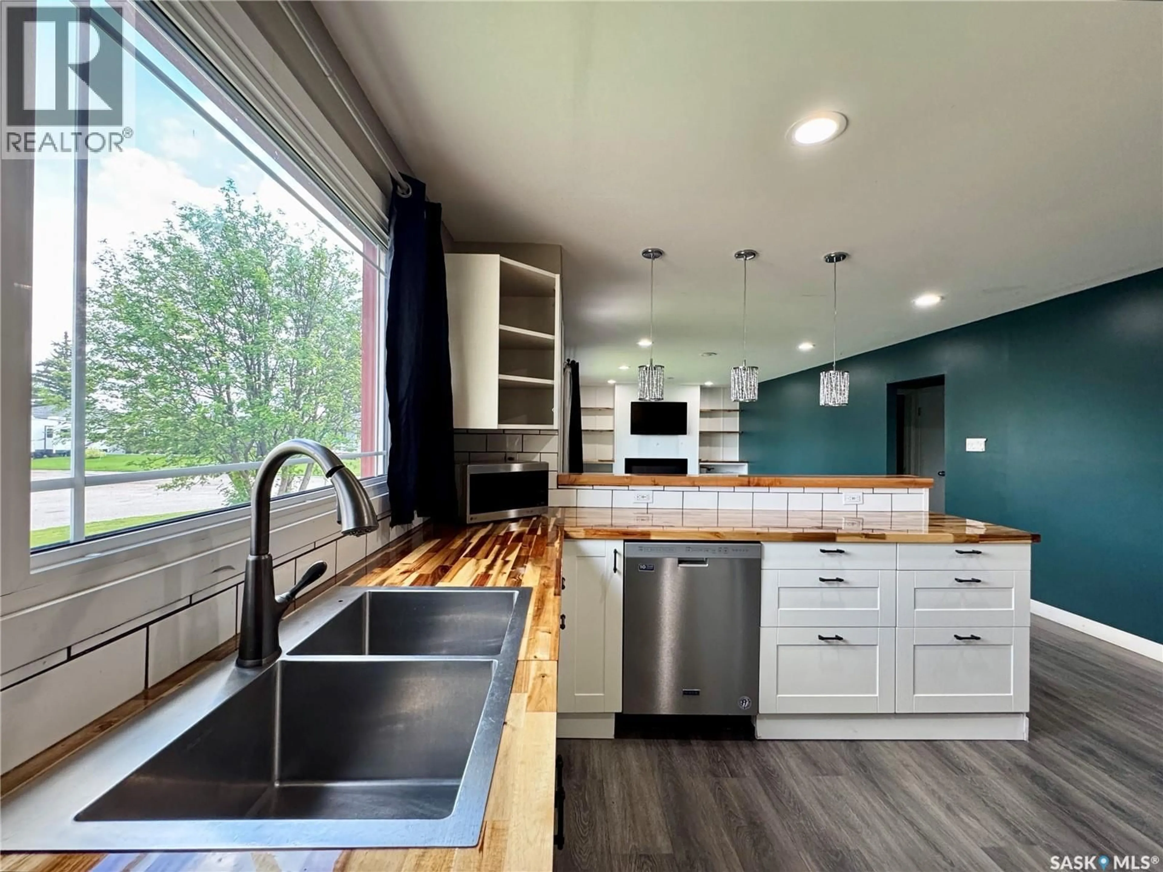 Contemporary kitchen, wood/laminate floor for 302 MAPLE BAY, Langenburg Saskatchewan S0A2A0