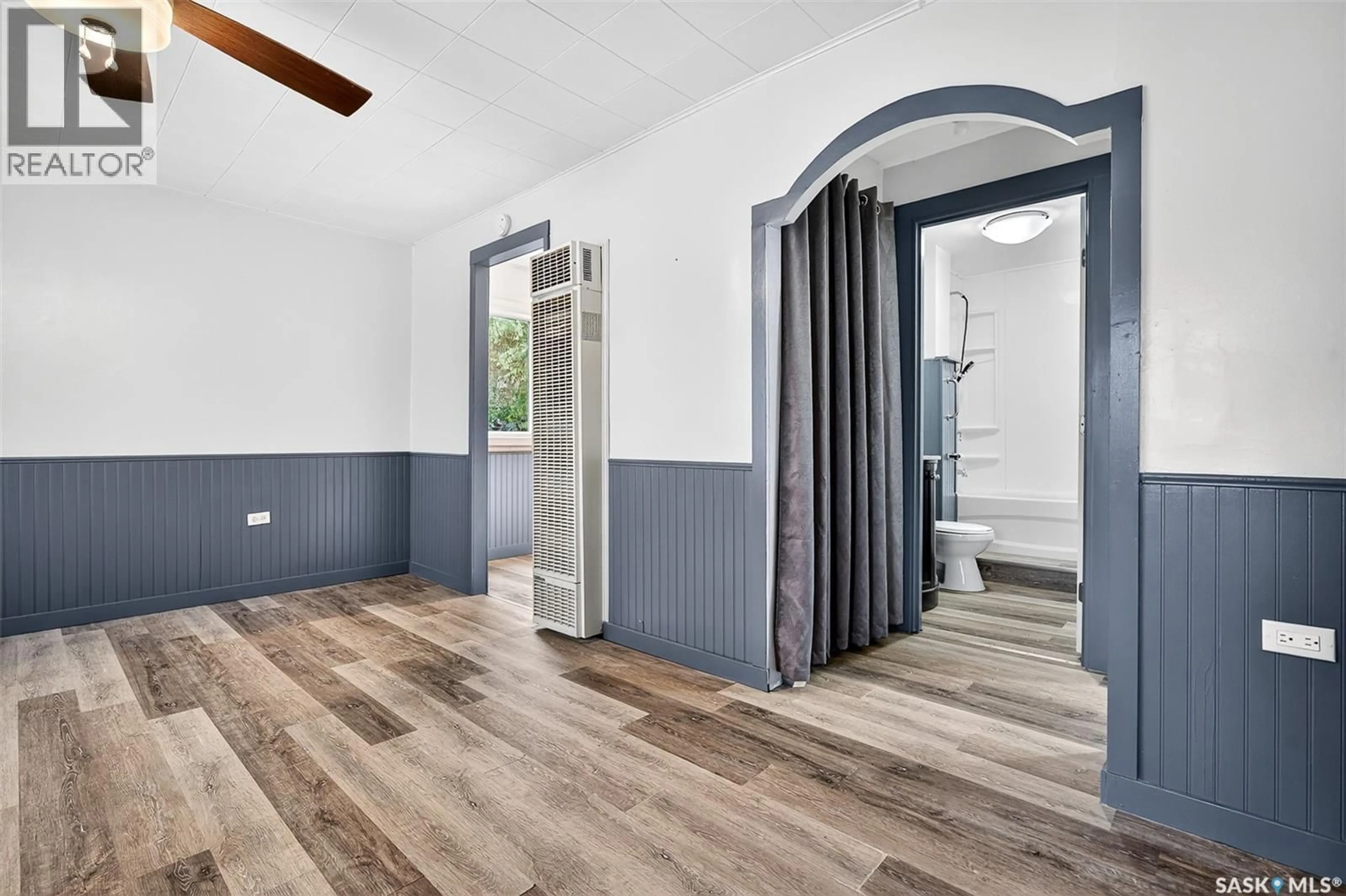 Indoor entryway for 826 ATHABASCA STREET, Moose Jaw Saskatchewan S6H0M7