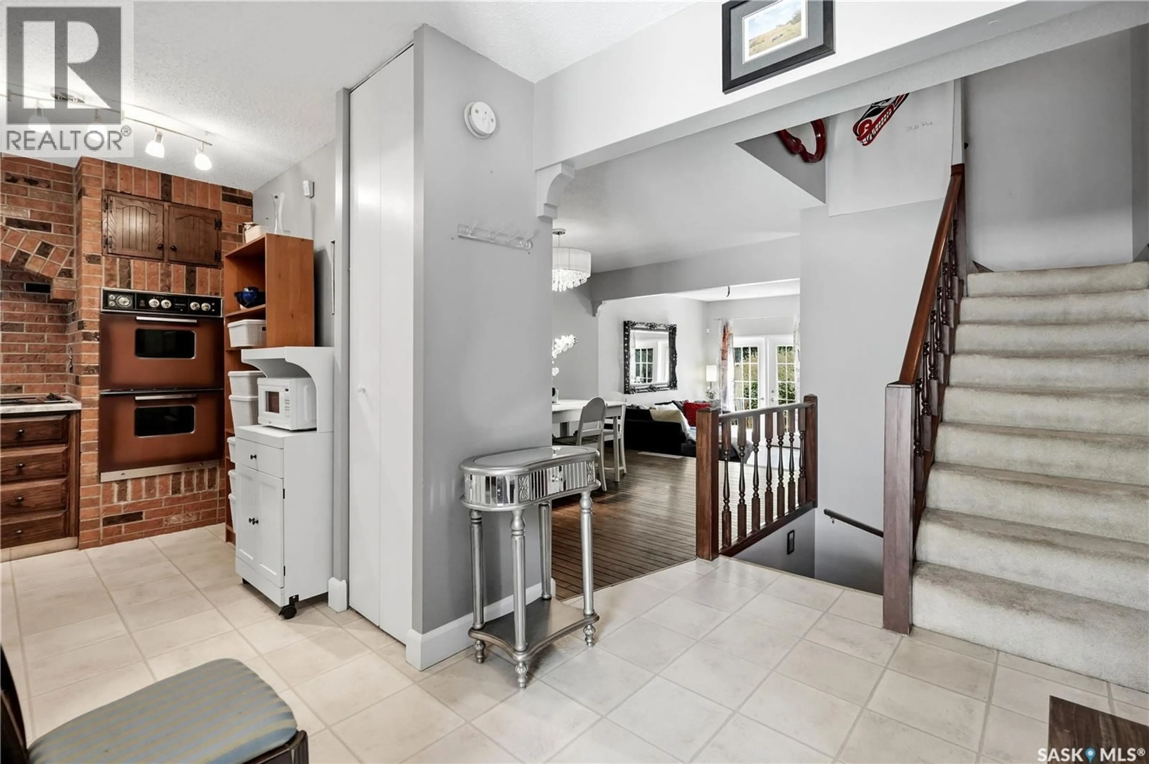 Indoor foyer for 39 LAVERENDRYE WAY, Regina Saskatchewan S4S5Z6