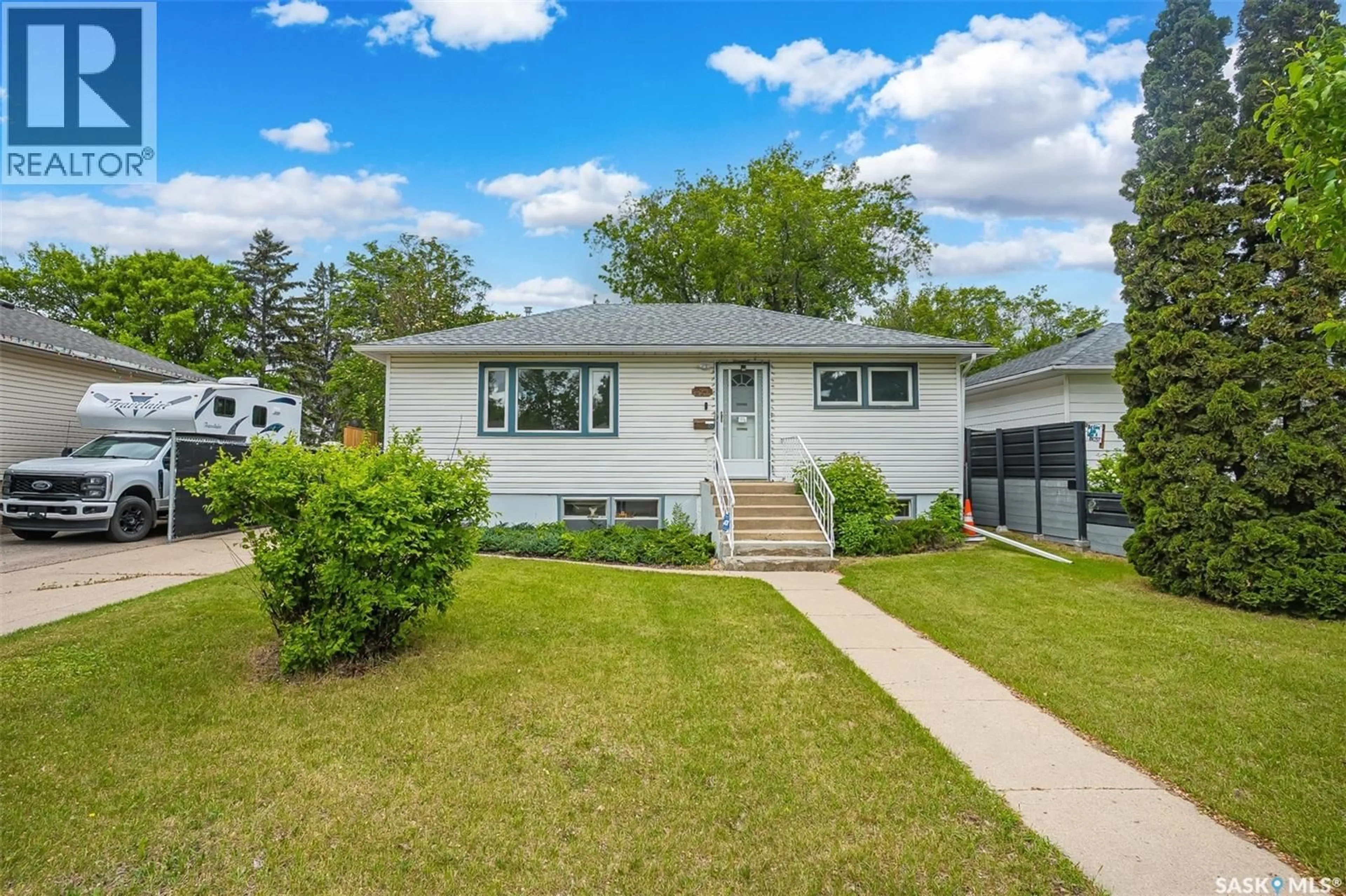 Home with vinyl exterior material, street for 421 P AVENUE, Saskatoon Saskatchewan S7L2V8
