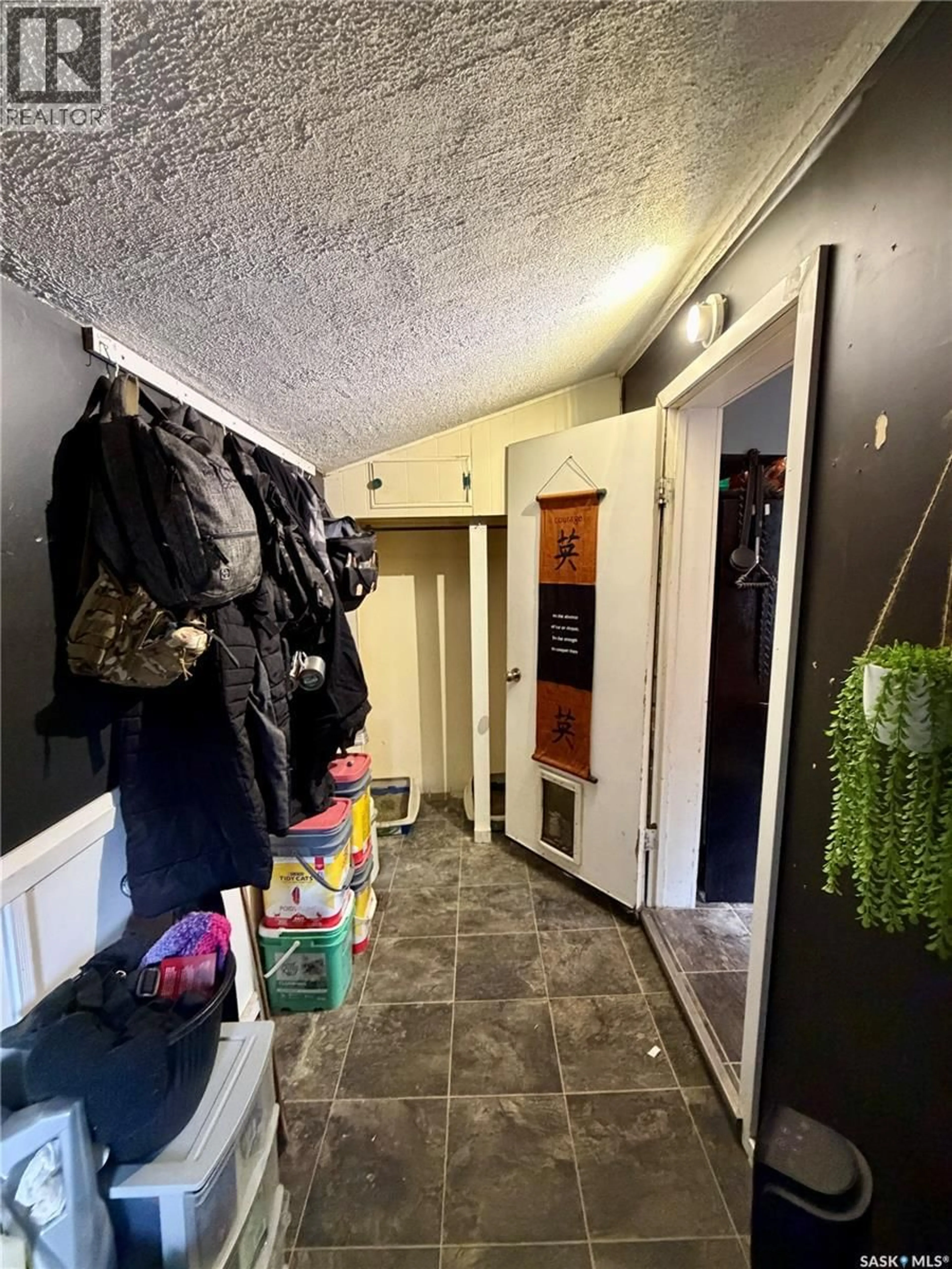 Indoor entryway for 233 HERBERT STREET, Swift Current Saskatchewan S9H1M3