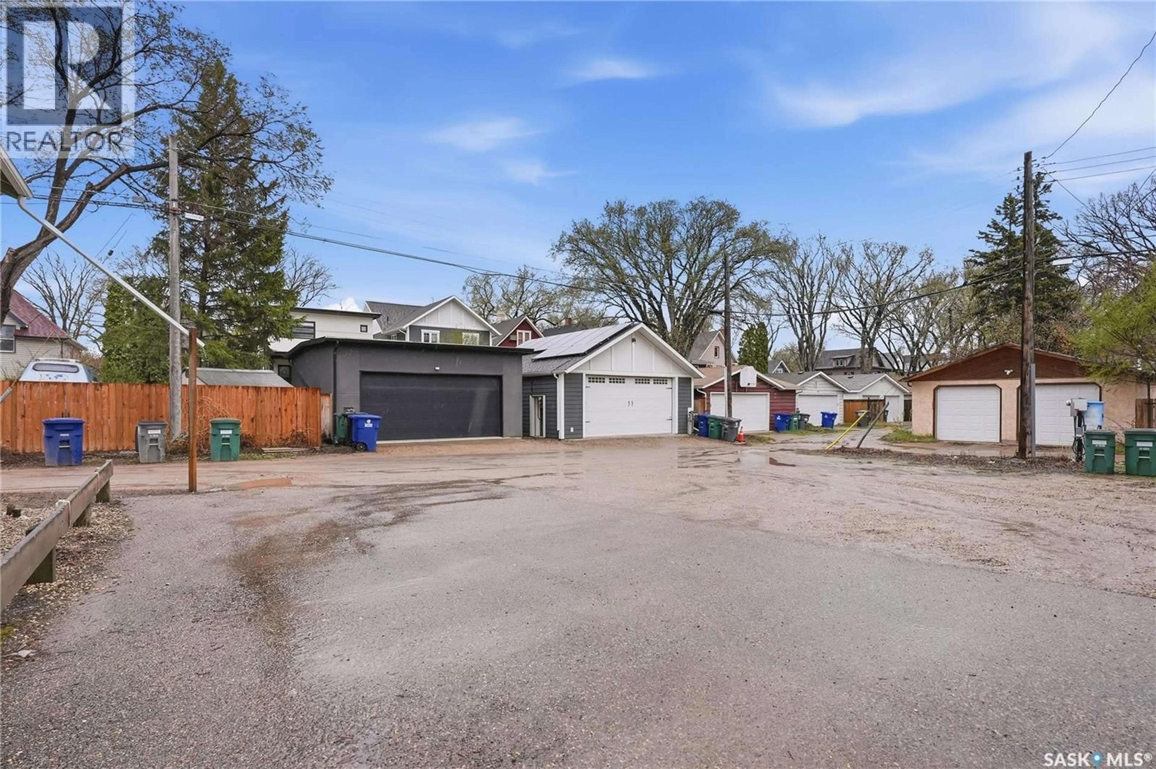 A pic from outside/outdoor area/front of a property/back of a property/a pic from drone, street for 813 12TH STREET, Saskatoon Saskatchewan S7N0H7