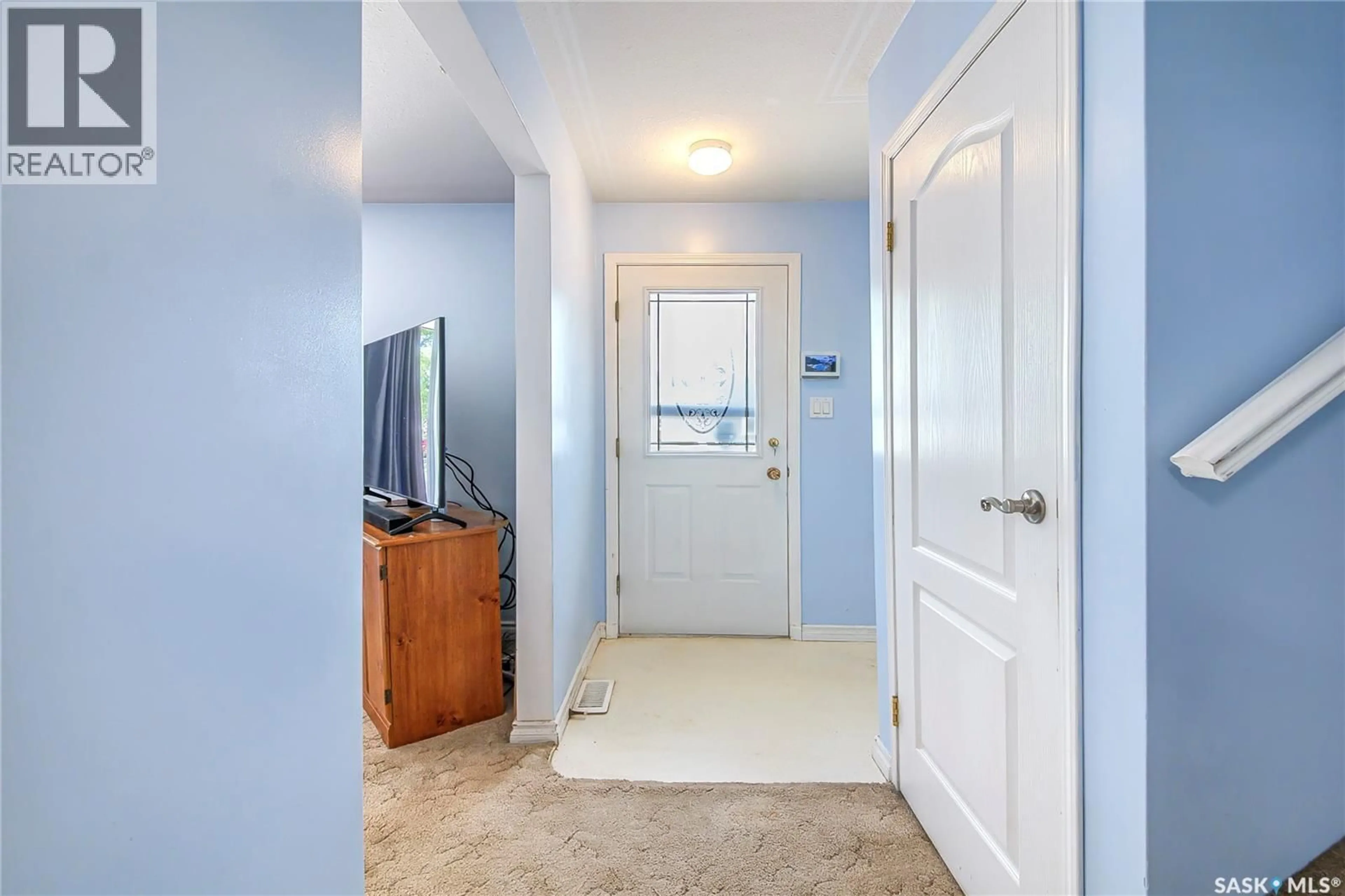 Indoor entryway for 1313 N AVENUE S, Saskatoon Saskatchewan S7M2R2
