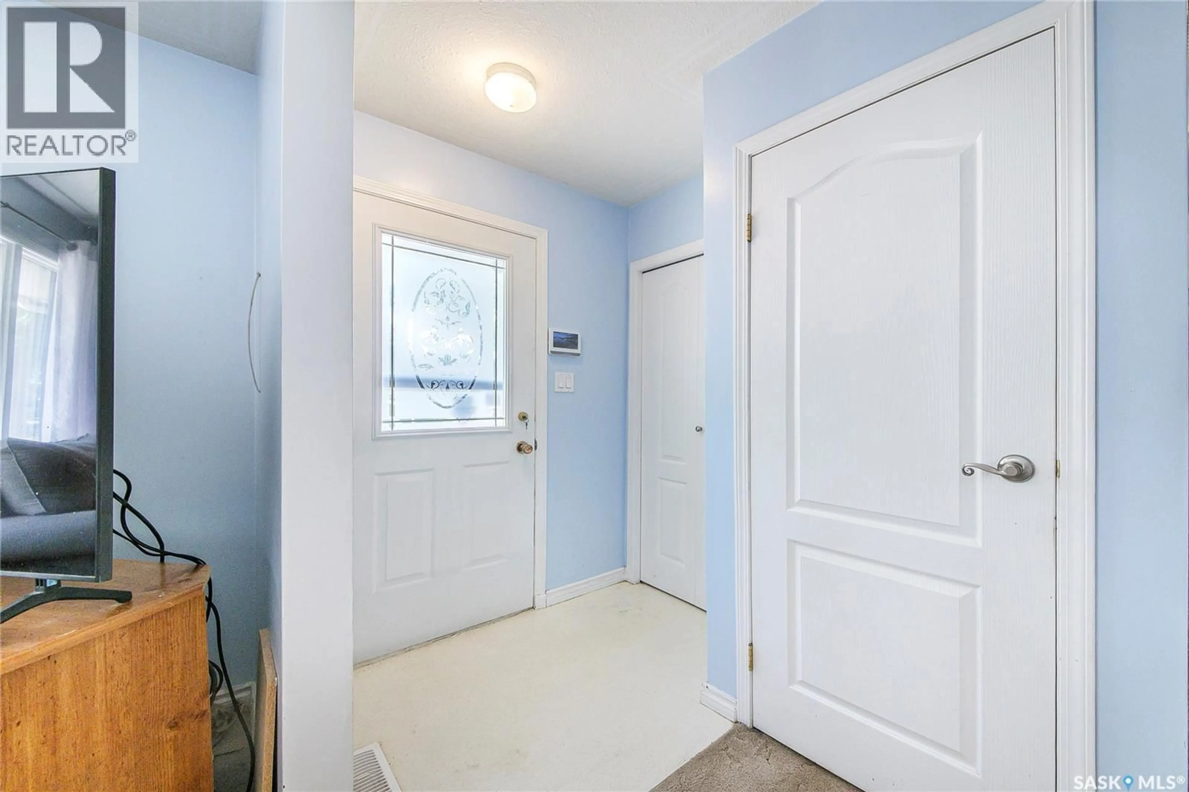 Indoor entryway for 1313 N AVENUE S, Saskatoon Saskatchewan S7M2R2