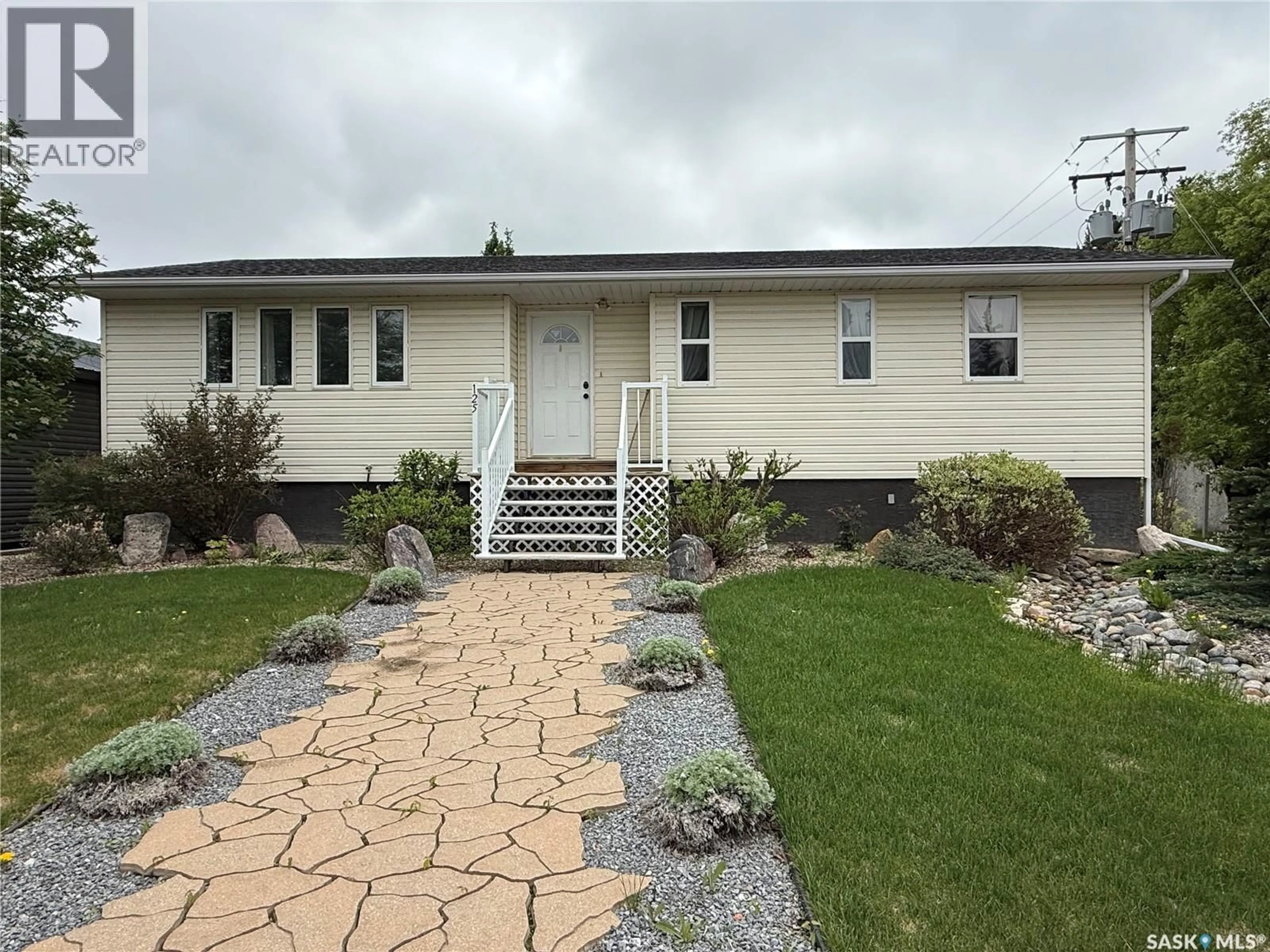 Home with vinyl exterior material, unknown for E - 125 2ND STREET, Spiritwood Saskatchewan S0J2M0