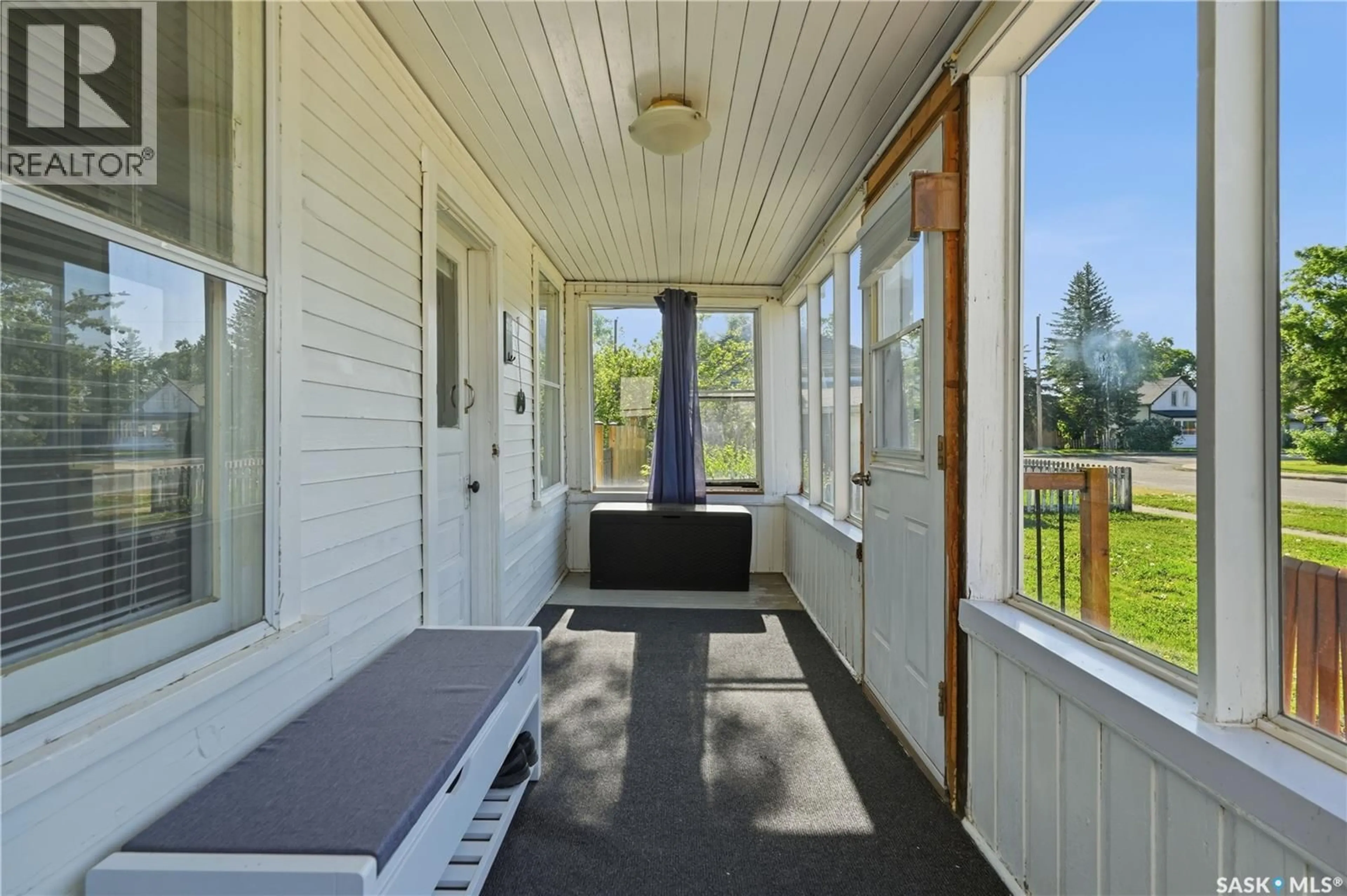 Indoor entryway for 412 VAUGHAN STREET, Moose Jaw Saskatchewan S6H5N2