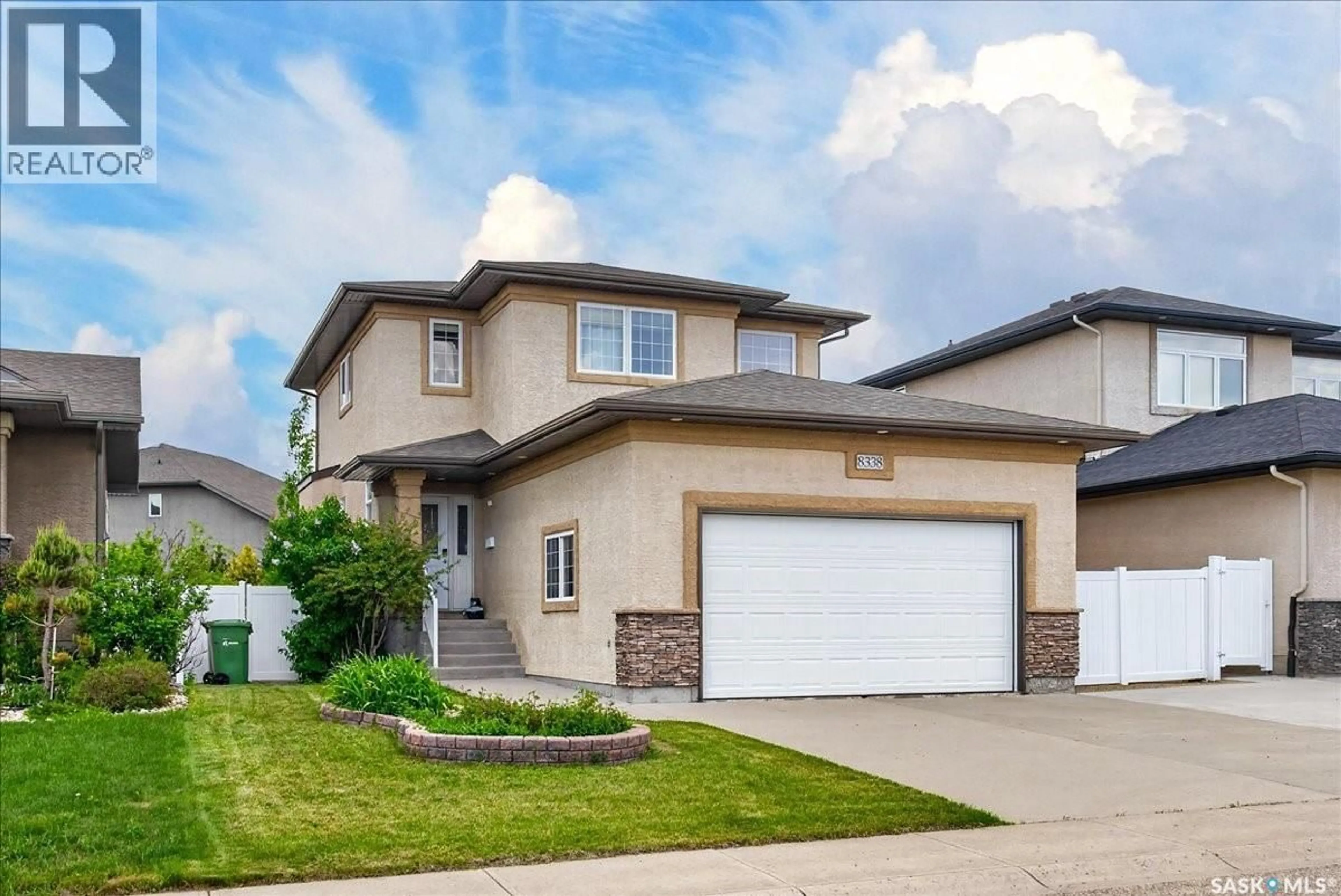 Home with vinyl exterior material, street for 8338 WASCANA GARDENS WAY, Regina Saskatchewan S4V1E8