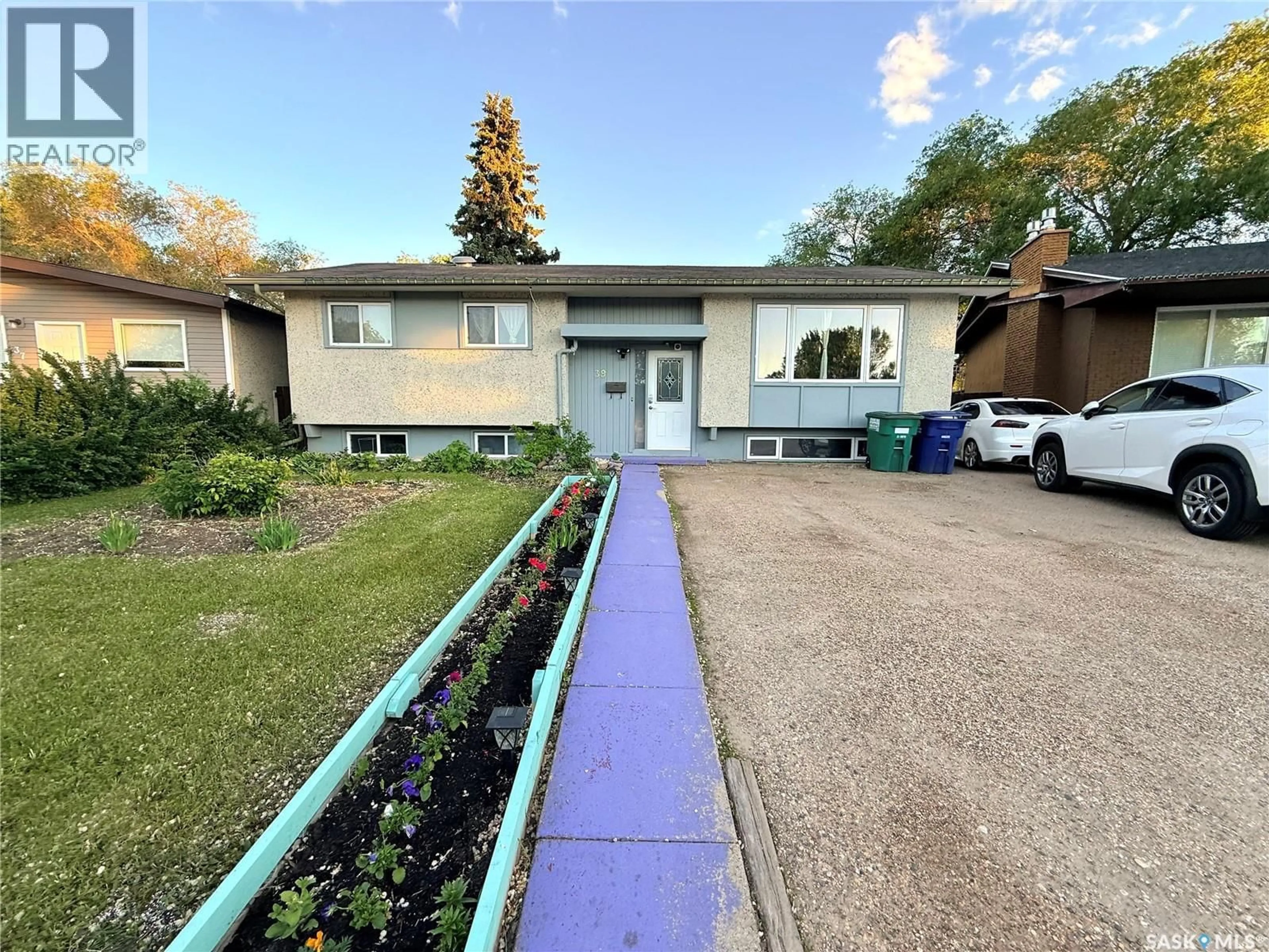 A pic from outside/outdoor area/front of a property/back of a property/a pic from drone, street for 39 BYERS CRESCENT, Saskatoon Saskatchewan S7L4H1