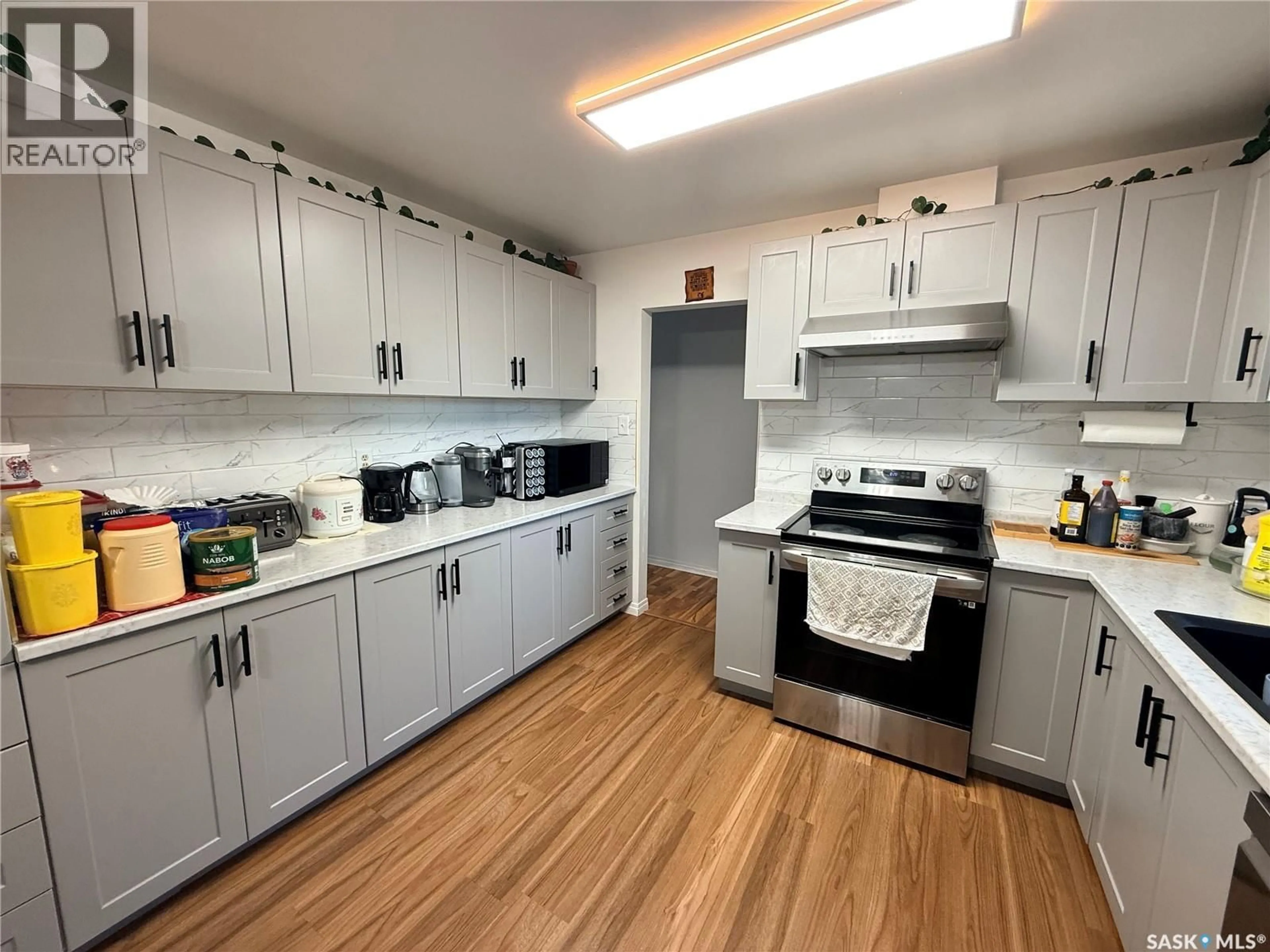 Standard kitchen, unknown for 39 BYERS CRESCENT, Saskatoon Saskatchewan S7L4H1