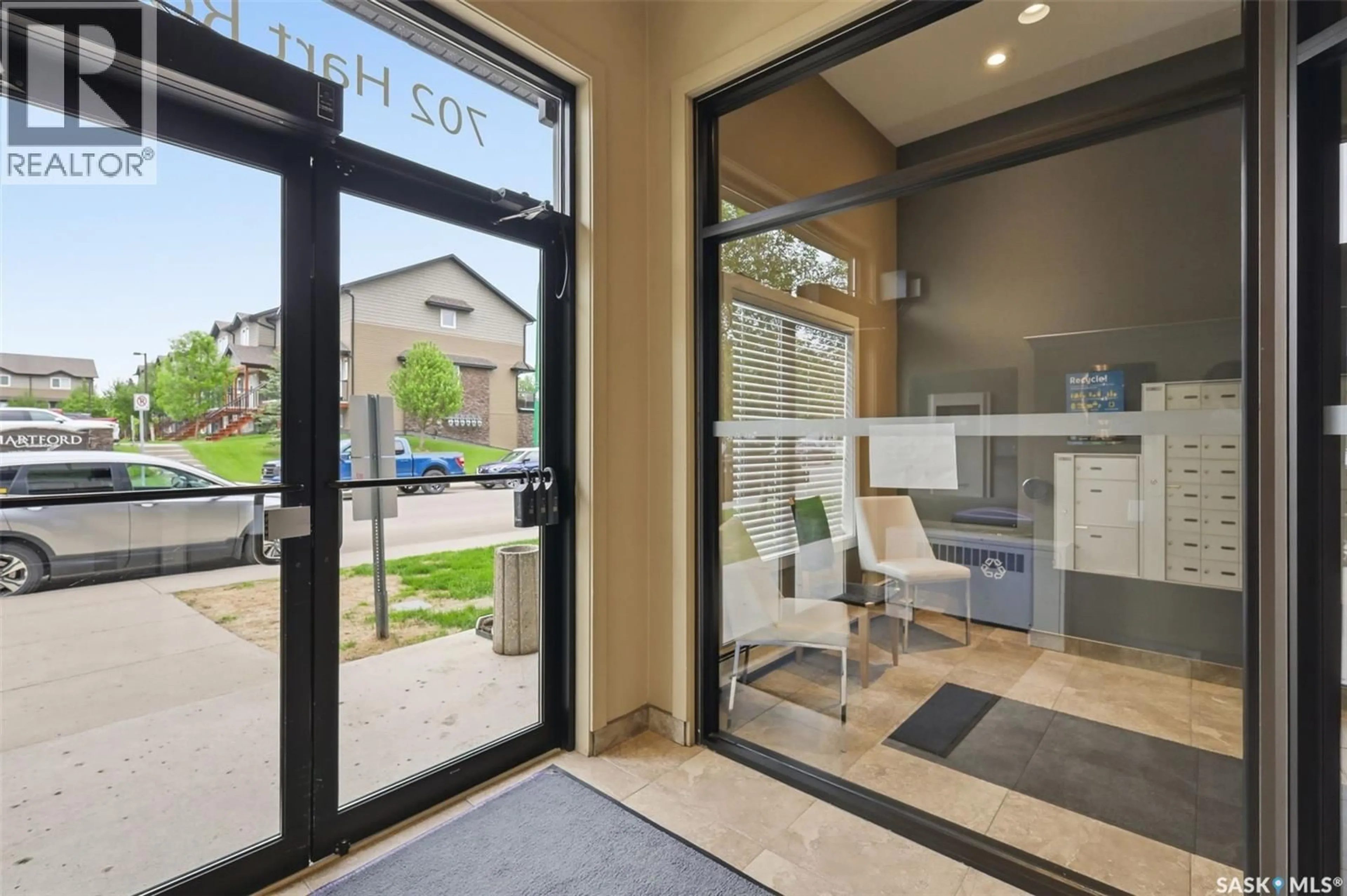 Indoor foyer for 202 HART ROAD, Saskatoon Saskatchewan S7M4P4