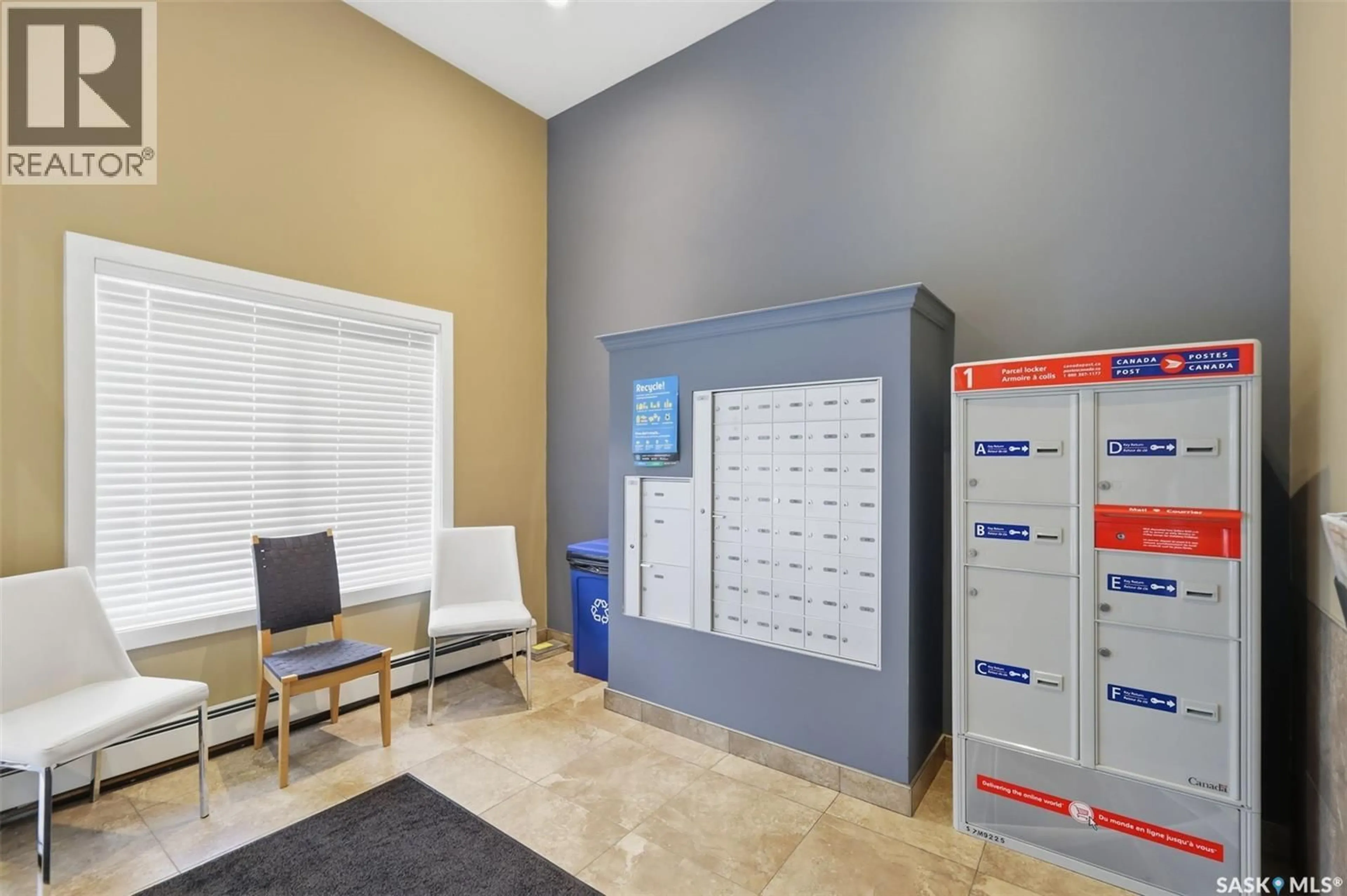 Indoor foyer for 202 HART ROAD, Saskatoon Saskatchewan S7M4P4