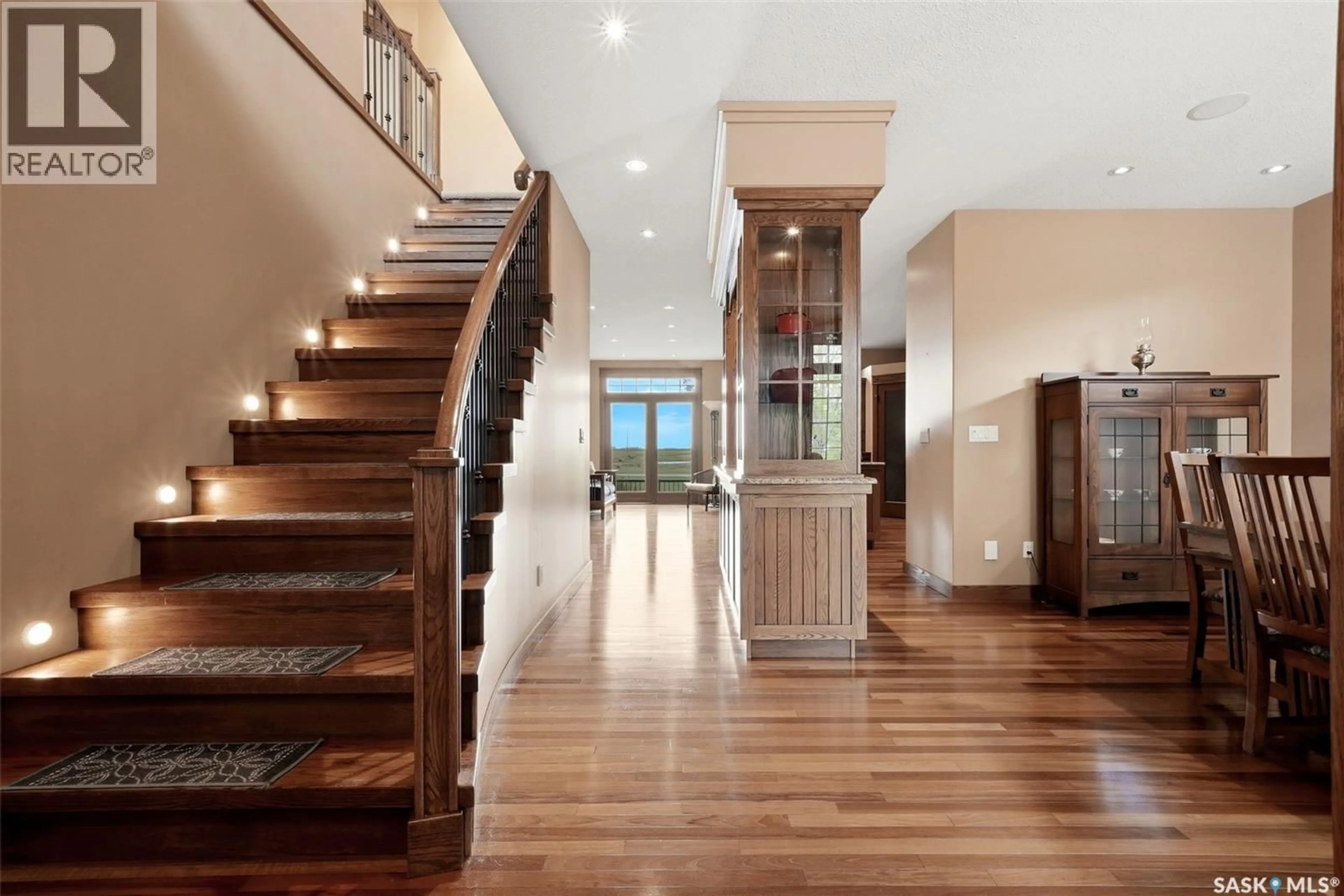 Indoor foyer for 12043 WASCANA HEIGHTS, Regina Saskatchewan S4V3E2